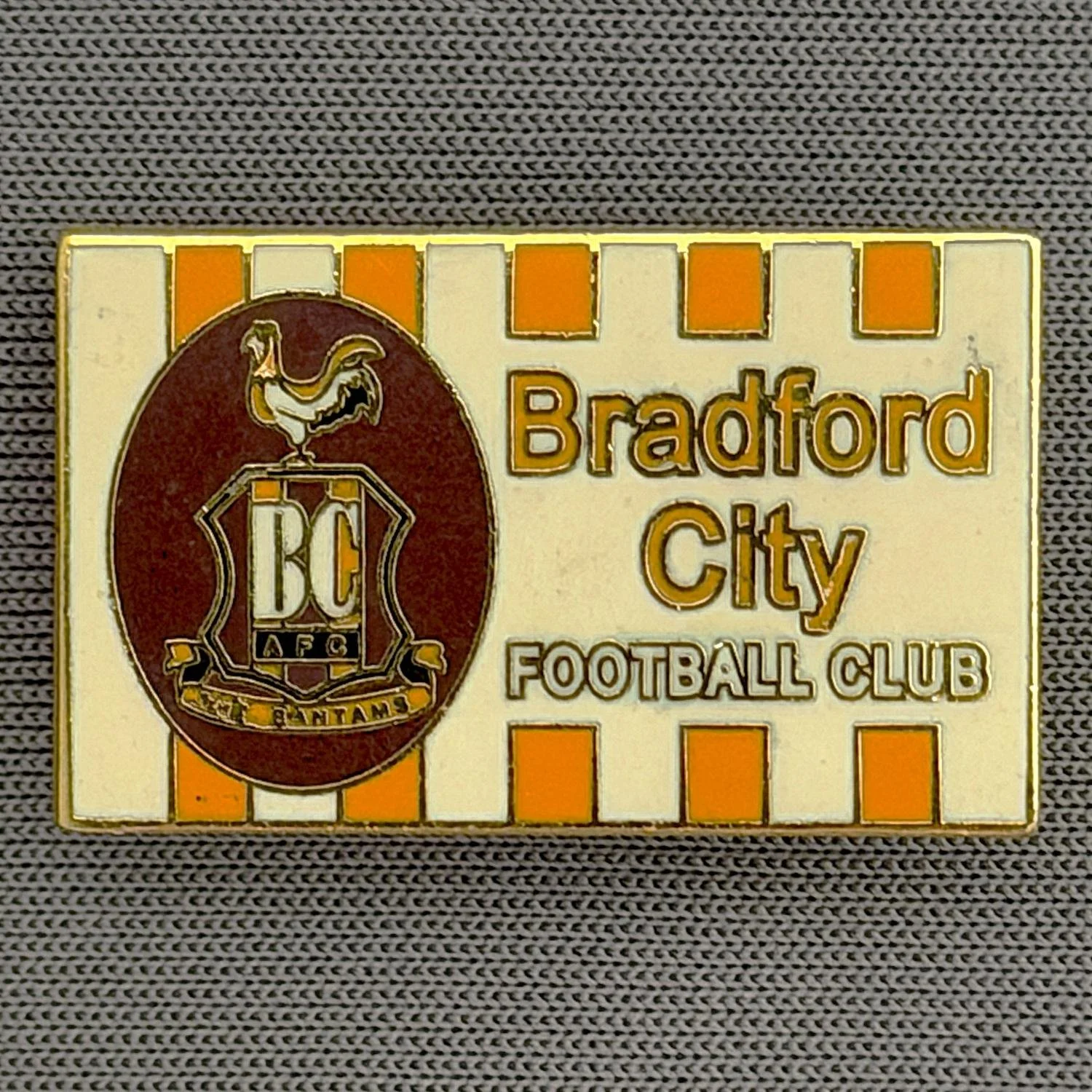 Reference Number: BCC&L030
Size: H 14.9 mm x W 24.4 mm
Pin Type: Brooch Pin
Plating: Gold
Value: £8
Manufacturer: Unknown
Comments: White & Amber BCFC Stripes