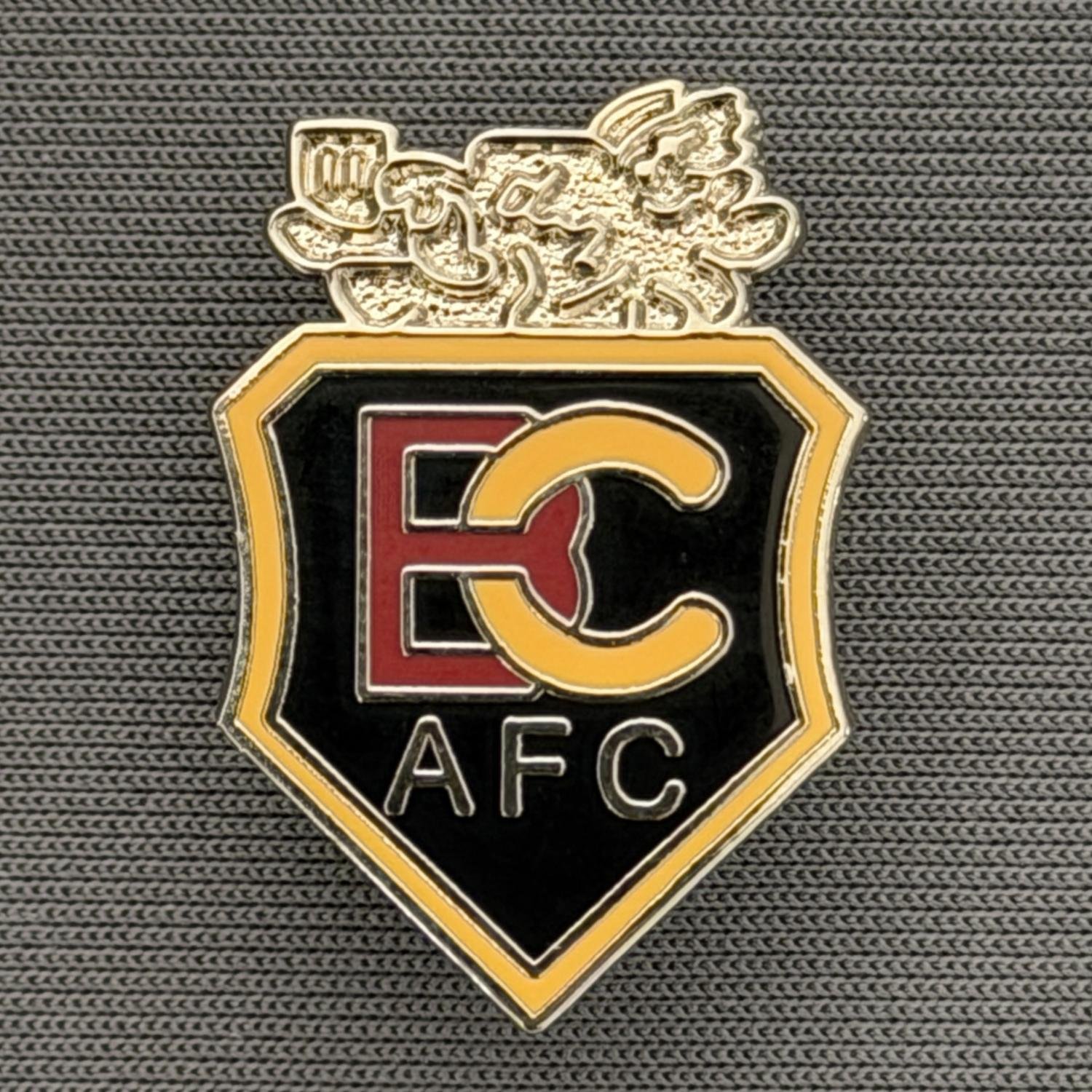 Reference Number: BCBOH046
Size: H 26 x W 17. mm
Pin Type: Brooch Pin
Plating: Silver
Value: £8
Manufacturer: Paraders
Comments: Squatter Boar's Head Shield Claret, Amber & Black