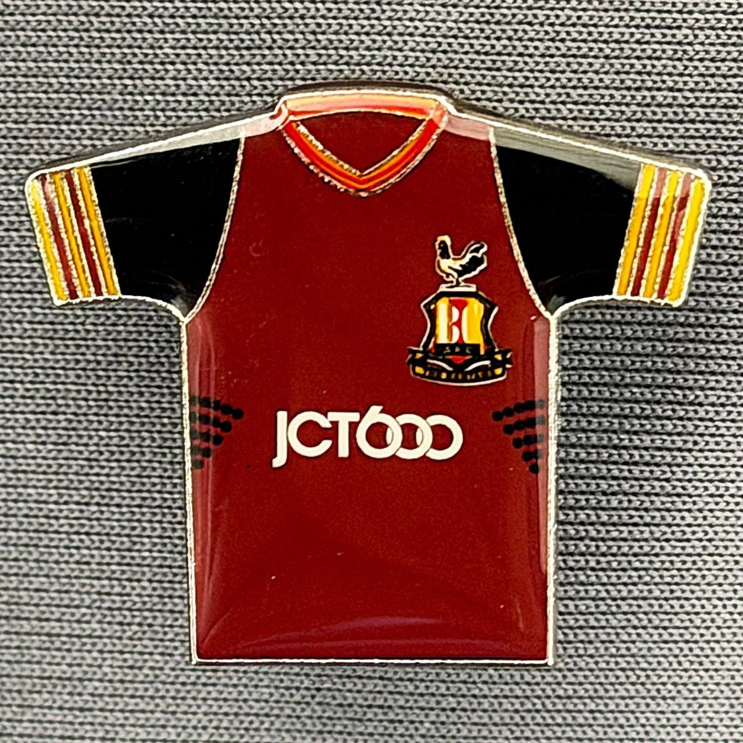 Reference Number: BCKIT032
Size: H 21.9 mm x W 24.8 mm
Pin Type: Metal Clutch
Plating: Gold
Value: £4
Manufacturer: Unknown
Comments: 2018/10 Home Kit