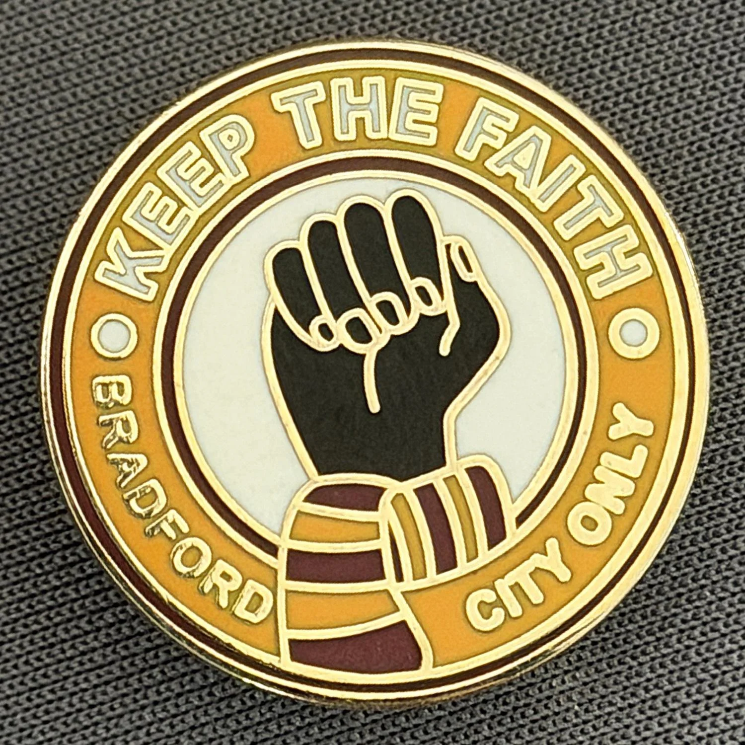 Reference Number: BCUN072
Size: D 22 mm
Pin Type: Brooch Pin
Plating: Gold
Value: £5
Manufacturer: Unknown
Comments: Amber & Claret, Keep the Faith (Small Version)
