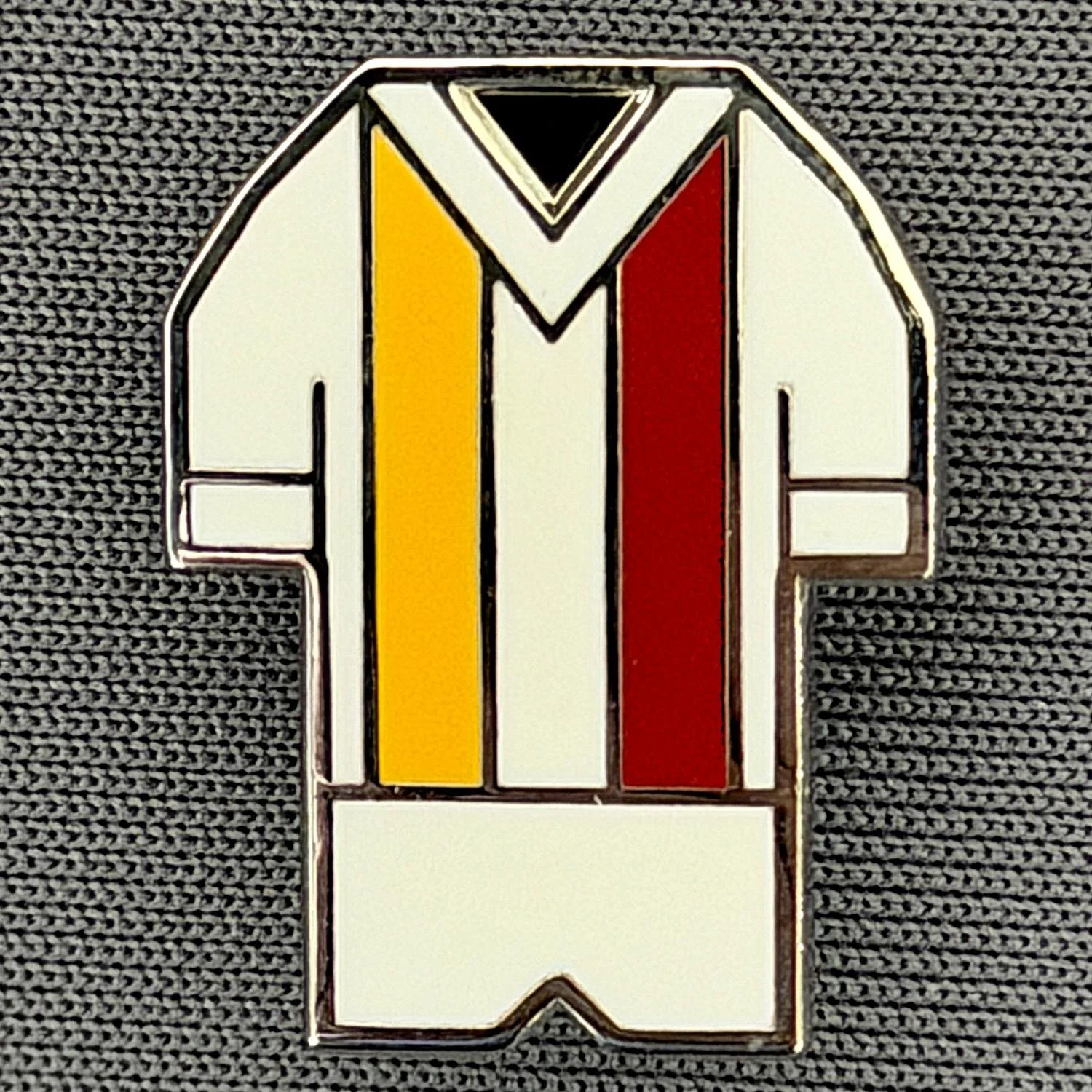 Reference Number: BCKIT052
Size: H 20 mm x W 15.6 mm
Pin Type: Brooch Pin
Plating: Silver
Value: £6
Manufacturer: Paraders
Comments: 1974/76 Kit