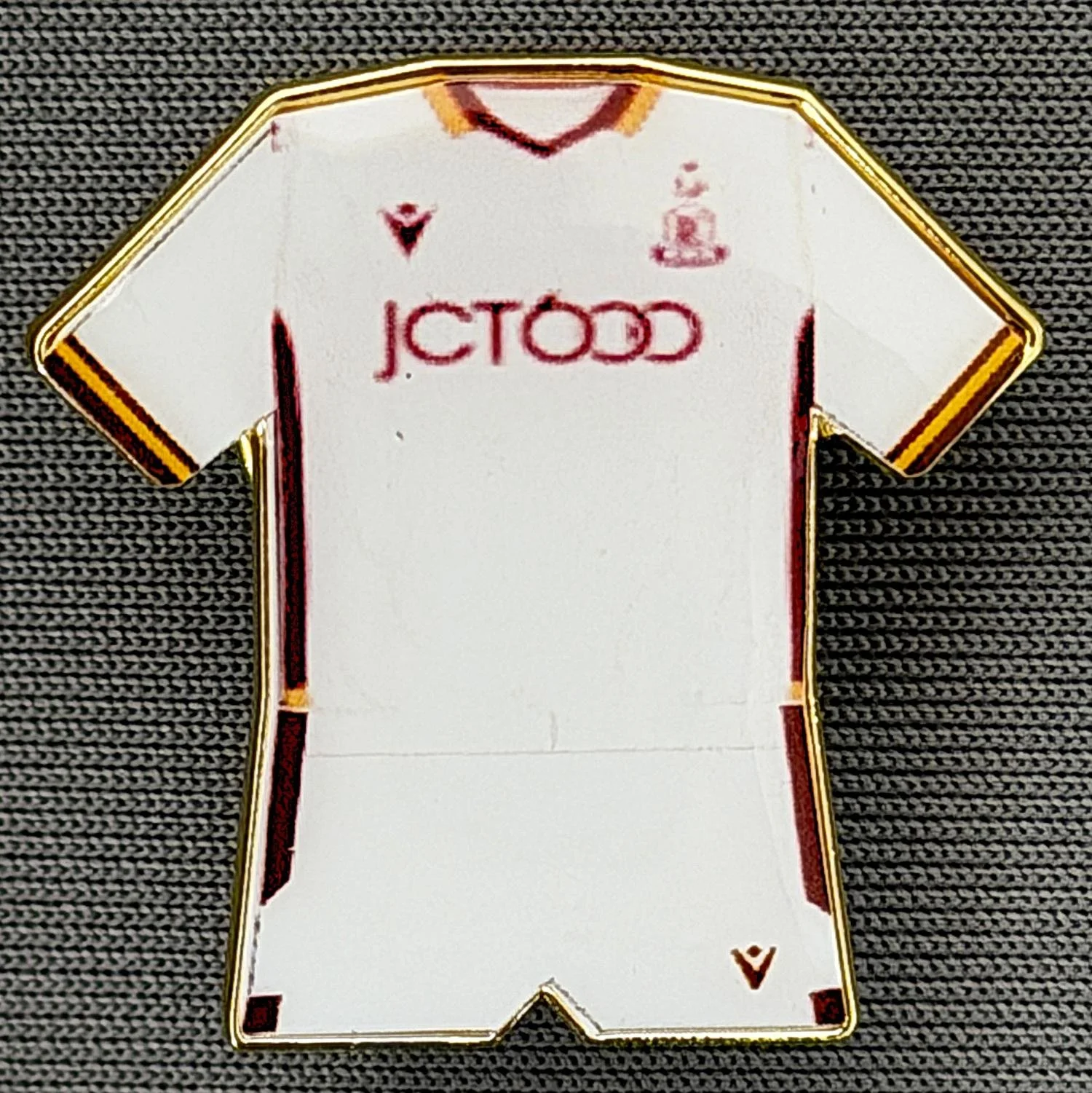 Reference Number: BCKIT038
Size: H 24.9 mm x W 25 mm
Pin Type: Metal Clutch
Plating: Gold
Value: £4
Manufacturer: Blue Badge Design
Comments: 2023/24 Away Kit Plastic Dome