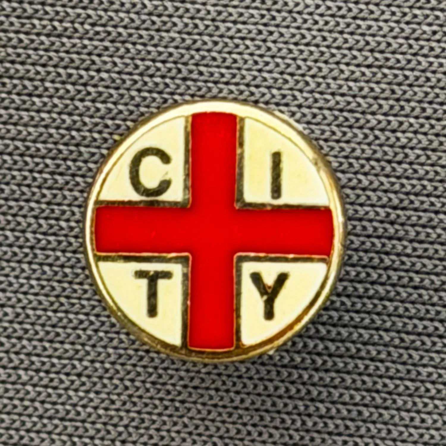 Reference Number: BCFLA013
Size: D 9.7 mm
Pin Type: Brooch Pin
Plating: Gold
Value: £6
Manufacturer: Not Known
Comments: Tiny generic, St George Cross badge
