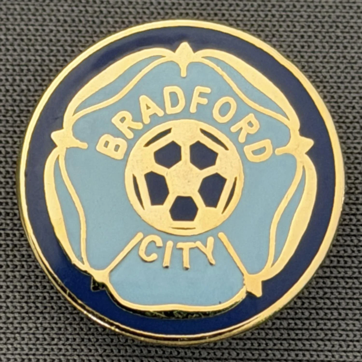 Reference Number: BCYR014
Size: D 18.2 mm
Pin Type: Brooch Pin
Plating: Gold
Value: £8
Manufacturer: Andy Stokes
Comments: 2 Blues Yorkshire Rose Reversed