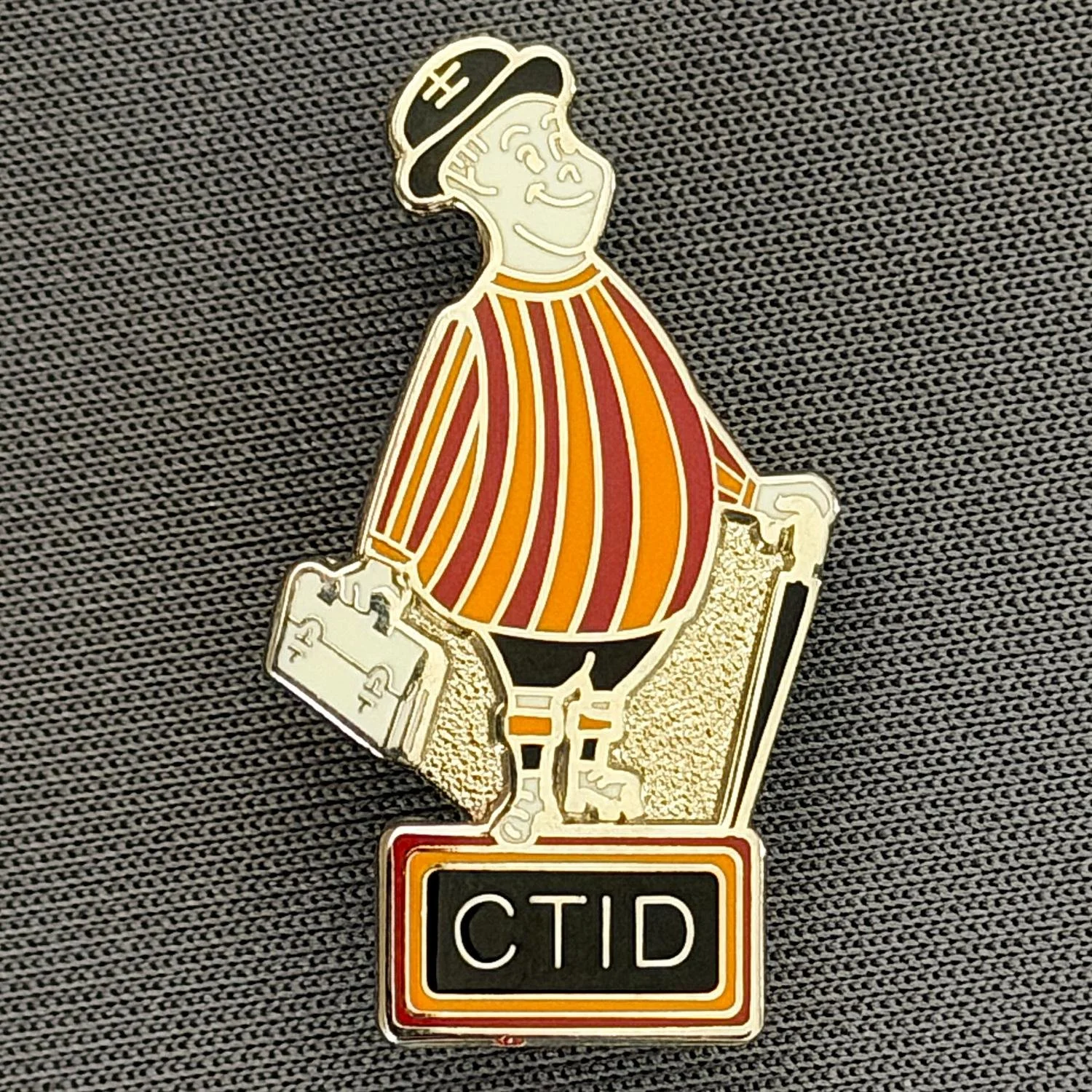 Reference Number: BCGEN034
Size: H 28.3 mm x W 15.9 mm
Pin Type: Brooch Pin
Plating: Silver
Value: £8
Manufacturer: Paraders
Comments: City Gent CTID