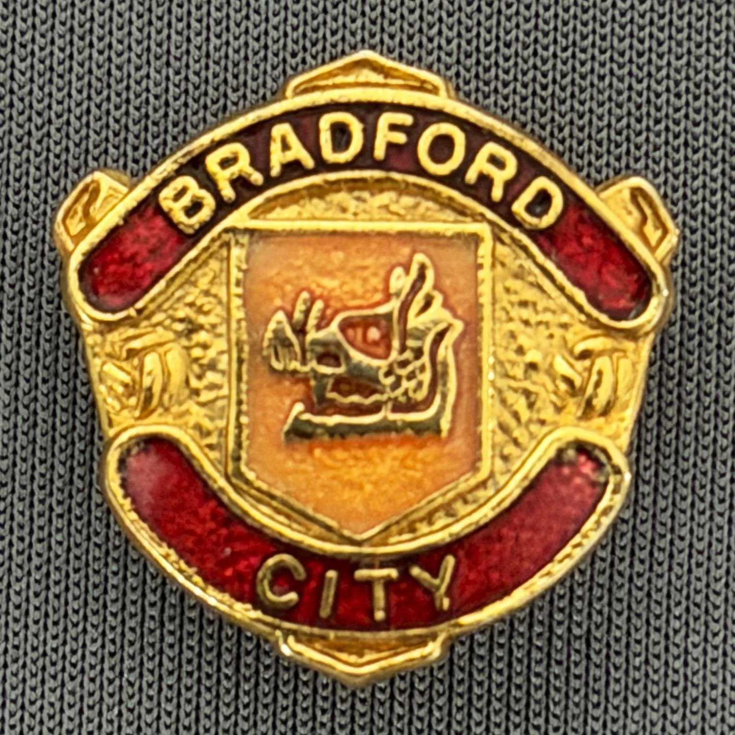 Reference Number: BCBOH005
Size: H 19.4 mm x W 19.1 mm
Pin Type: Brooch Pin
Plating: Gold
Value: £10
Manufacturer: Not Known
Comments: Boars Head Shield different central enamel