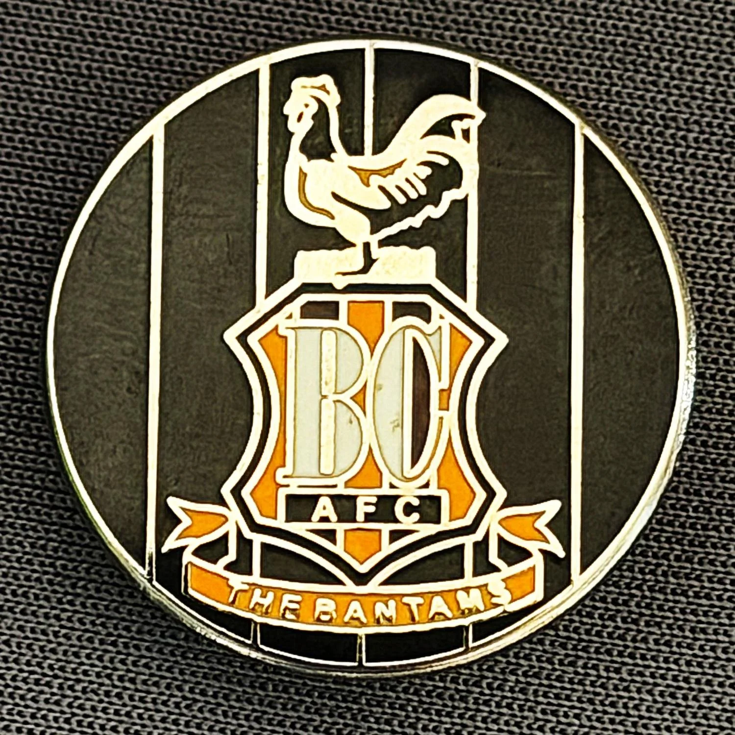 Reference Number: BCC&L118
Size: D 22.3 mm
Pin Type: Brooch Pin
Plating: Silver
Value: £6
Manufacturer: Unknown
Comments: Circular Black Stripes, City Crest