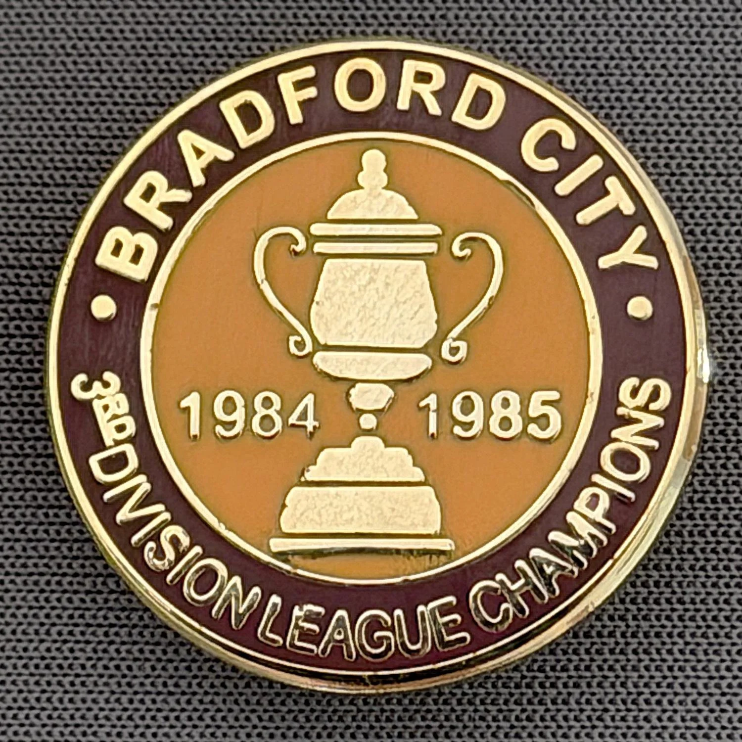 Reference Number: BCEVE026
Size: D 22.7 mm
Pin Type: Brooch Pin
Plating: Gold
Value: £8
Manufacturer: Unknown
Comments: 1984/85 3rd Division League Champions, Claret & Amber