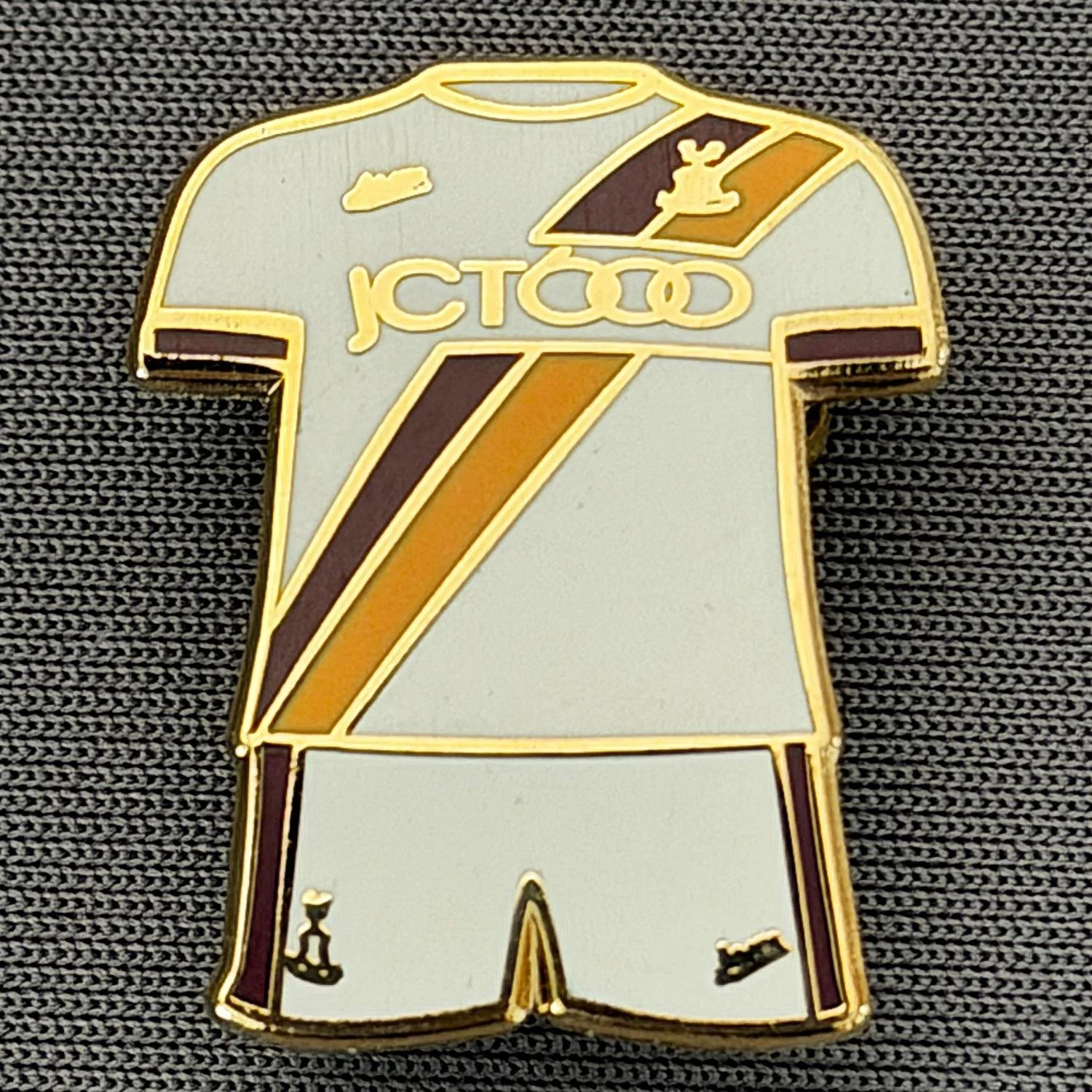 Reference Number: BCKIT028
Size: H 22.8 mm x W 18.8 mm
Pin Type: Brooch Pin
Plating: Gold
Value: £5
Manufacturer: Unknown
Comments: 2016/17 Away Kit