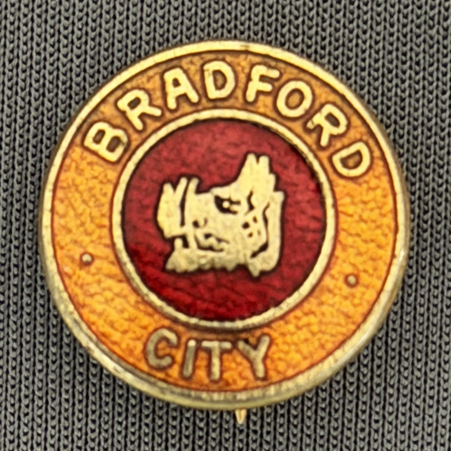 Reference Number: BCBOH015
Size: D 16.4 mm
Pin Type: Brooch Pin
Plating: Gold
Value: £10
Manufacturer: Not Known
Comments: Boars Head, Small Head Version