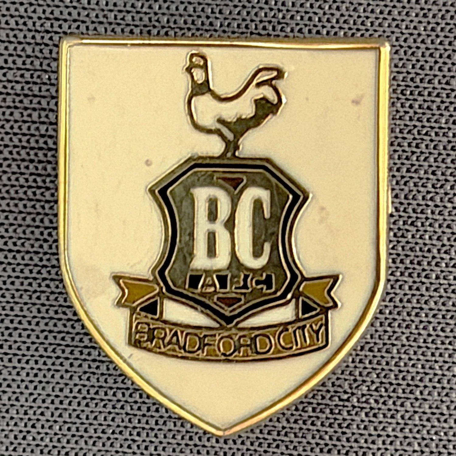 Reference Number: BCC&L021
Size: H 18 mm x W 14.9 mm
Pin Type: Brooch Pin
Plating: Gold
Value: £6
Manufacturer: Unknown
Comments: White City Logo Shield
