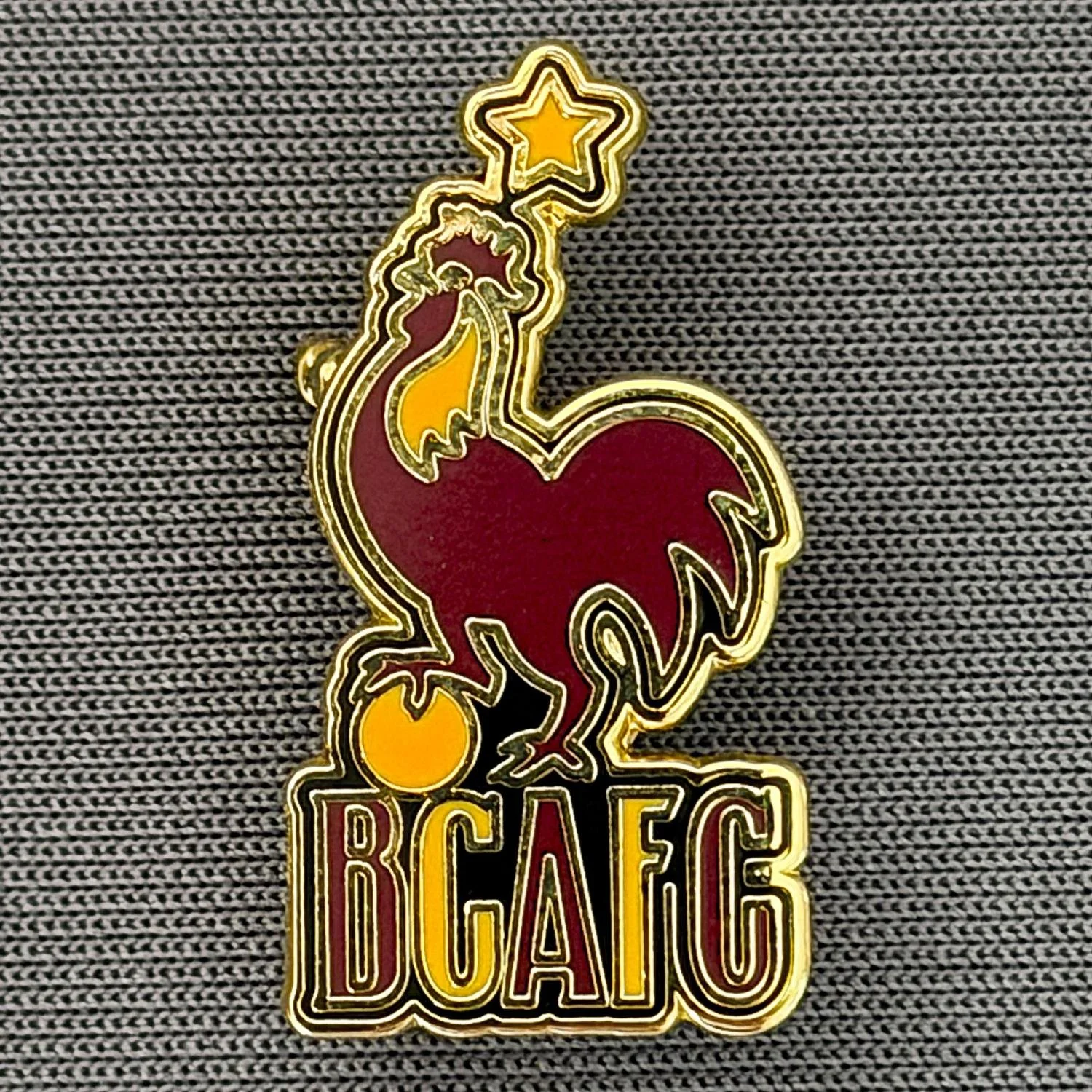 Reference Number: BCBAN034
Size: H 24.1 mm x W 12.8 mm
Pin Type: Brooch Pin
Plating: Gold
Value: £6
Manufacturer: Unknown
Comments: Claret, Amber & Black, Bantam Ball Crest