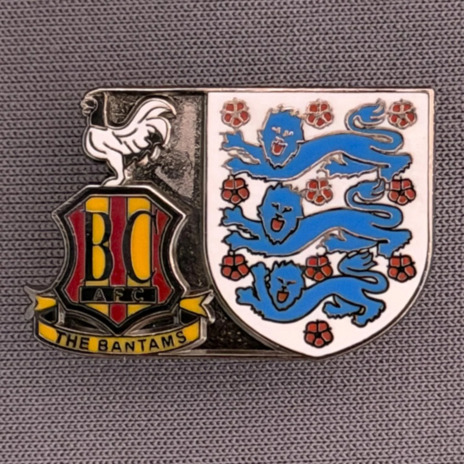 Reference Number: BCFLA036
Size: H 17 mm x W 25 mm
Pin Type: Metal Clutch
Plating: Antique Silver
Value: £6
Manufacturer: Not Known
Comments: City & England 3 Lions Crest
