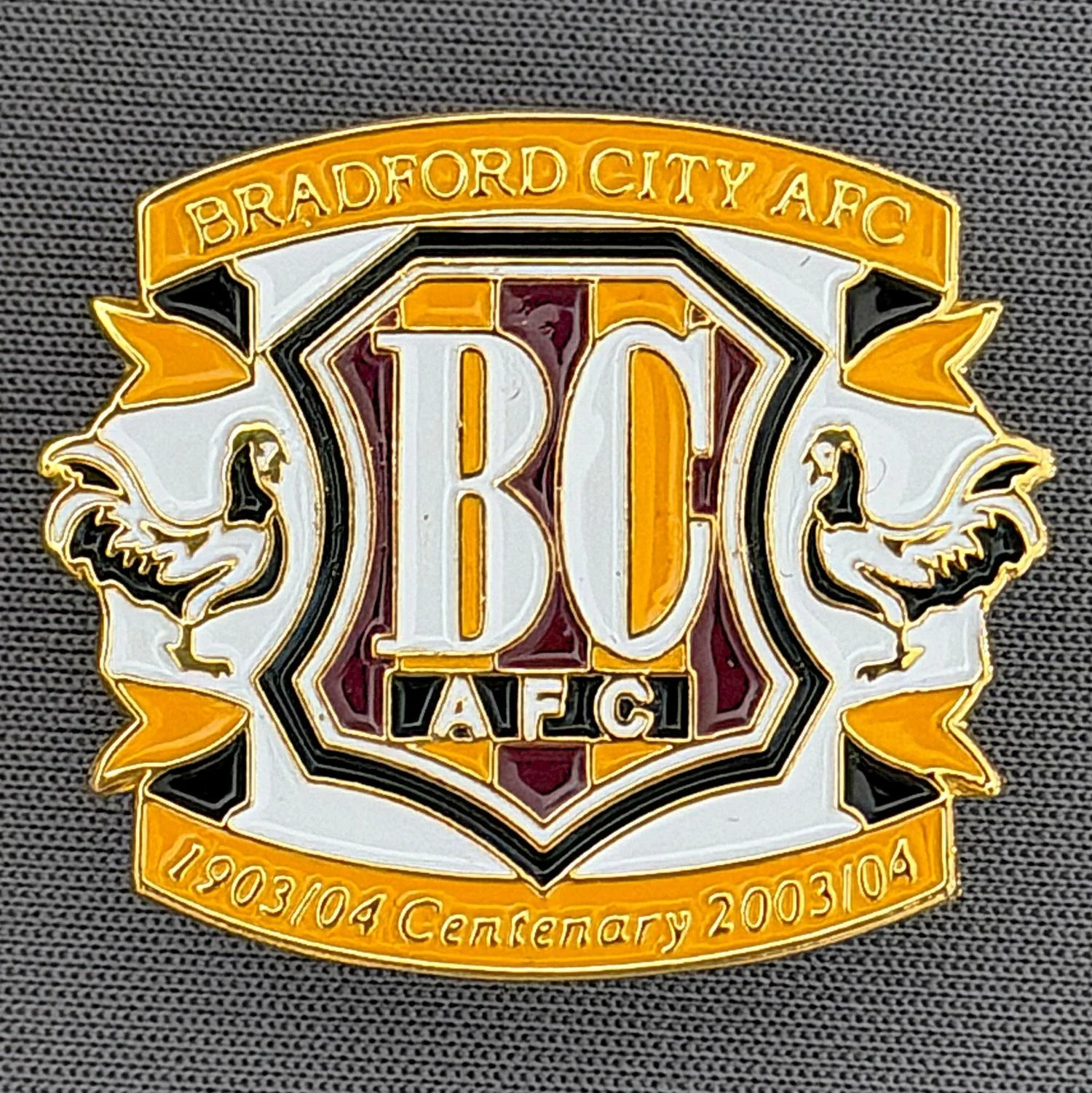 Reference Number: BCEVE012
Size: H 24.4 mm x W 27 mm
Pin Type: Metal Clutch
Plating: Gold
Value: £10
Manufacturer: Unknown
Comments: Claret & Amber City Centenary 