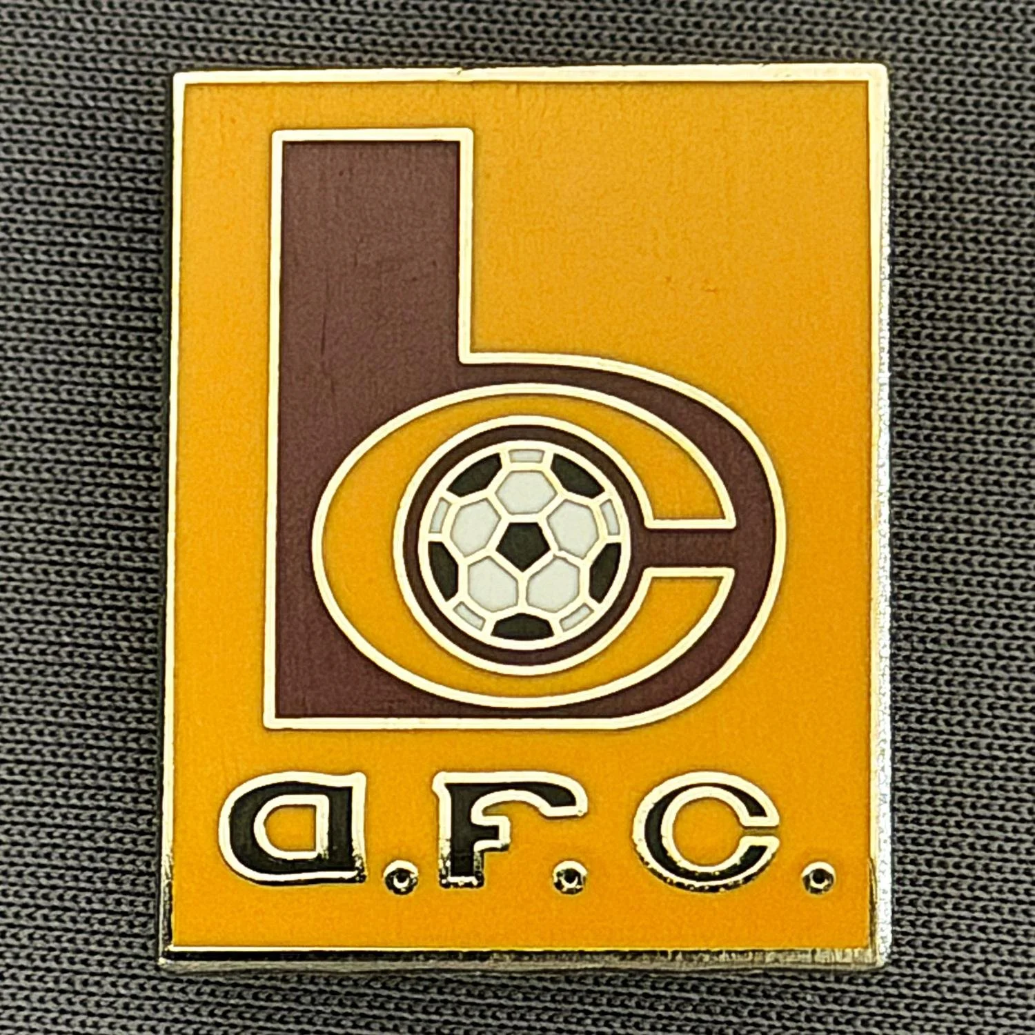 Reference Number: BCC&L145
Size: H 26 mm x 20.7 mm
Pin Type: Brooch Pin
Plating: Silver
Value: £6
Manufacturer: Unknown
Comments: Oblong Amber BC Logo