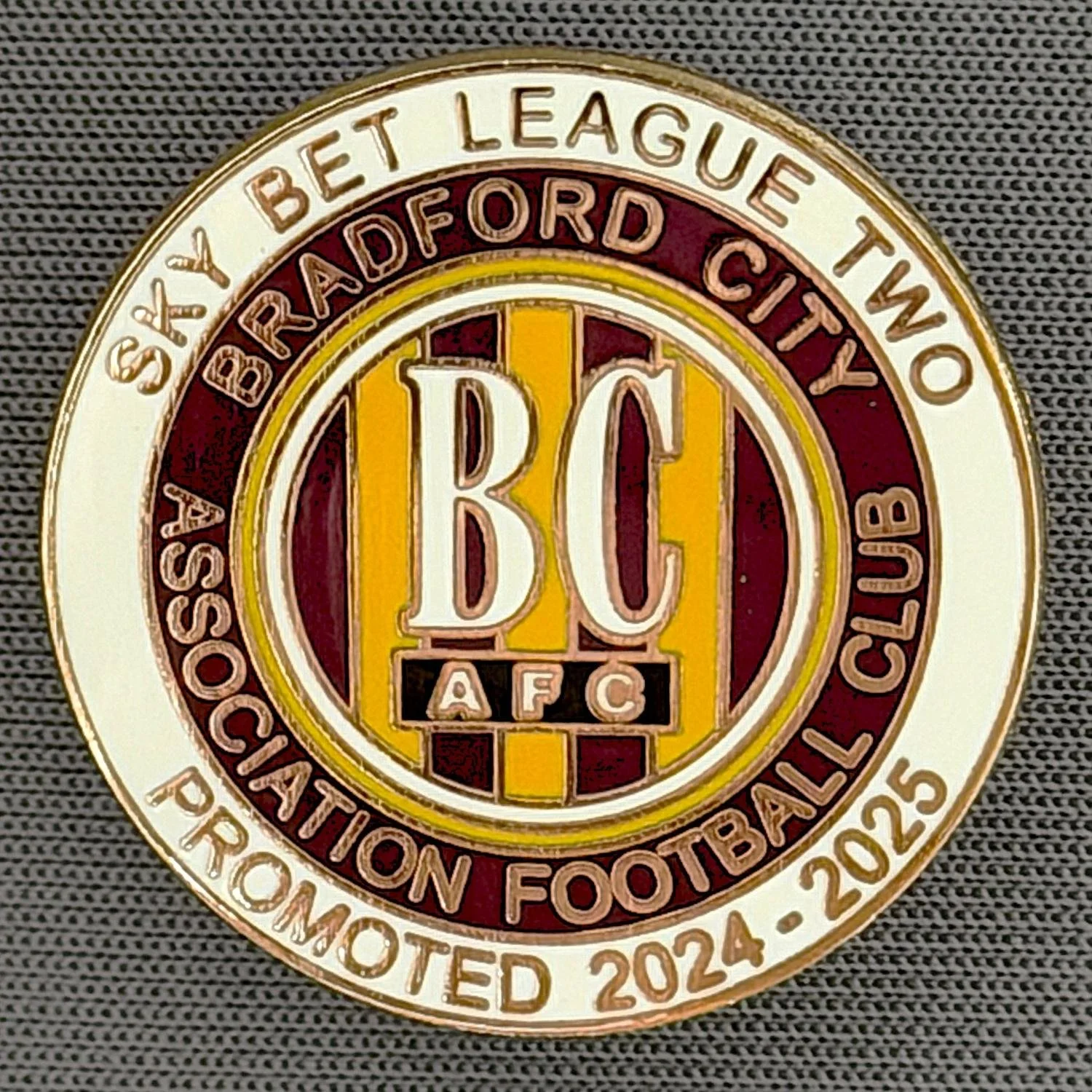 Reference Number: BCEVE074
Size: D 24.2 mm
Pin Type: Metal Clutch
Plating: Gold
Value: £8
Manufacturer: Dave Horn
Comments: Promoted From Division 2, 2024-25, White & Claret. Boxed Set Limited Edition of 75