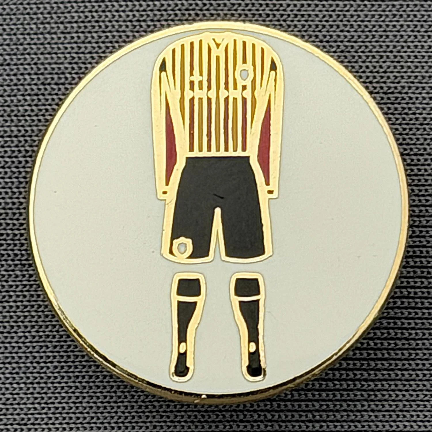 Reference Number: BCKIT074
Size: D 22.1 mm
Pin Type: Brooch Pin
Plating: Gold
Value: £6
Manufacturer: Unknown
Comments: Claret & Amber City Kit, White Circular Surround
