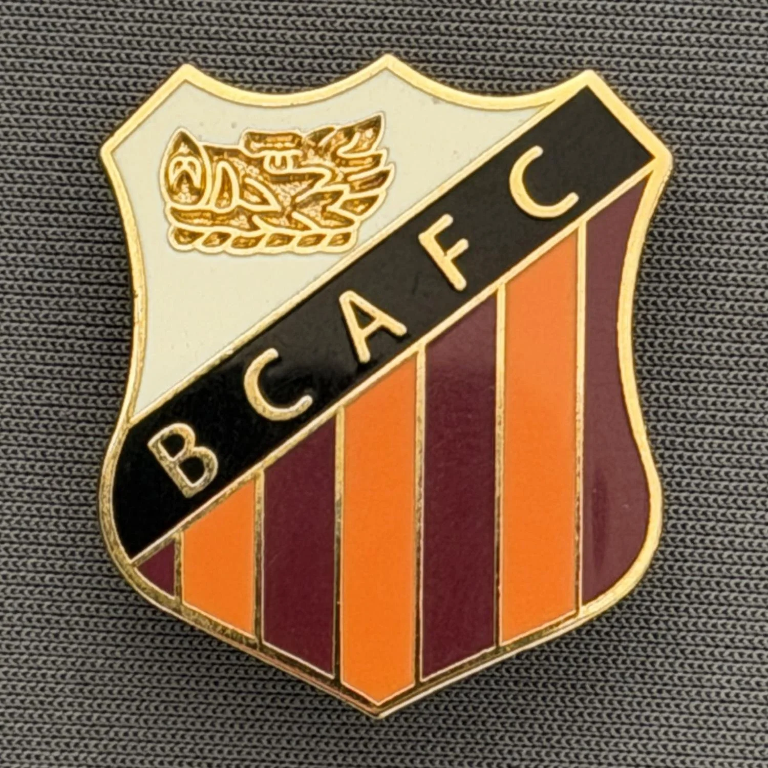 Reference Number: BCBOH052
Size: H 28.3 x W 24.7 mm
Pin Type: Brooch Pin
Plating: Gold
Value: £8
Manufacturer: Paraders
Comments: Metal Boar's Head in Claret & Amber Striped Shield