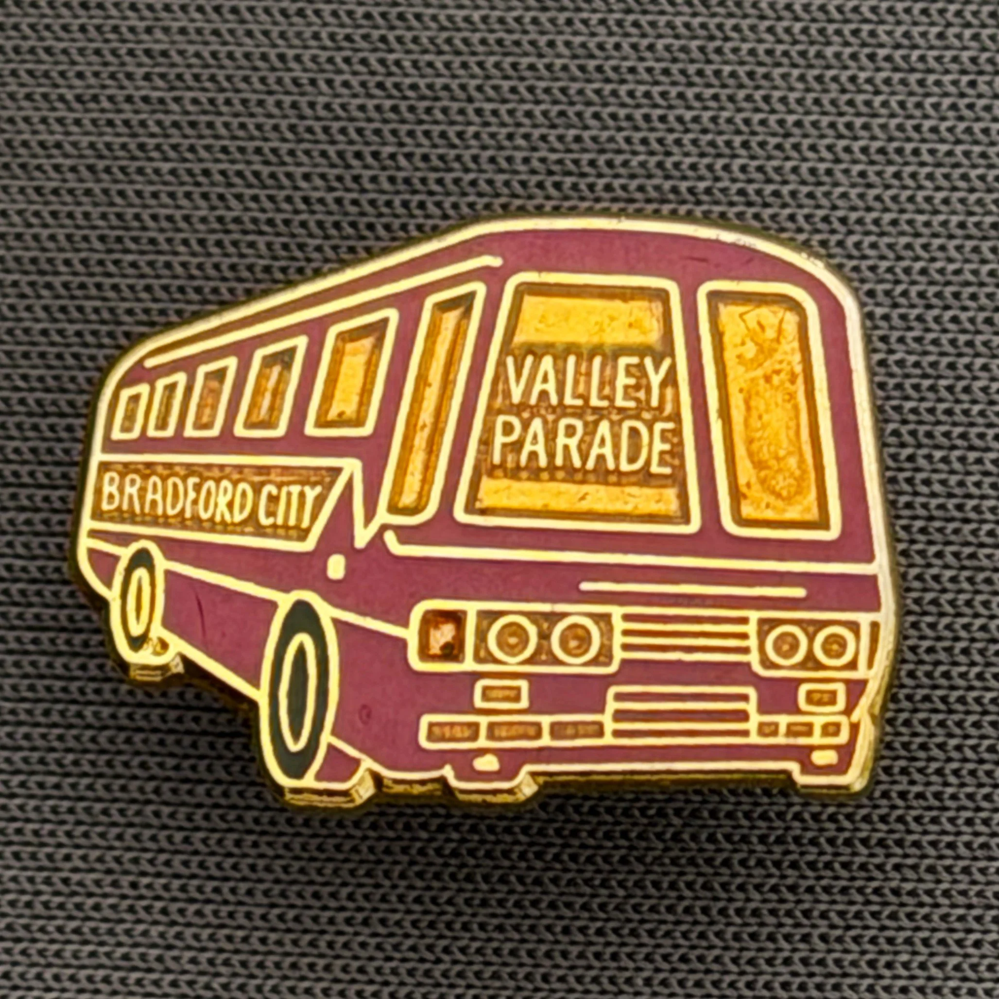 Reference Number: BCVP002
Size: H 14.5 mm x W 20 mm
Pin Type: Brooch Pin
Plating: Gold
Value: £8
Manufacturer: Unknown
Comments: Claret & Amber Valley Parade Coach