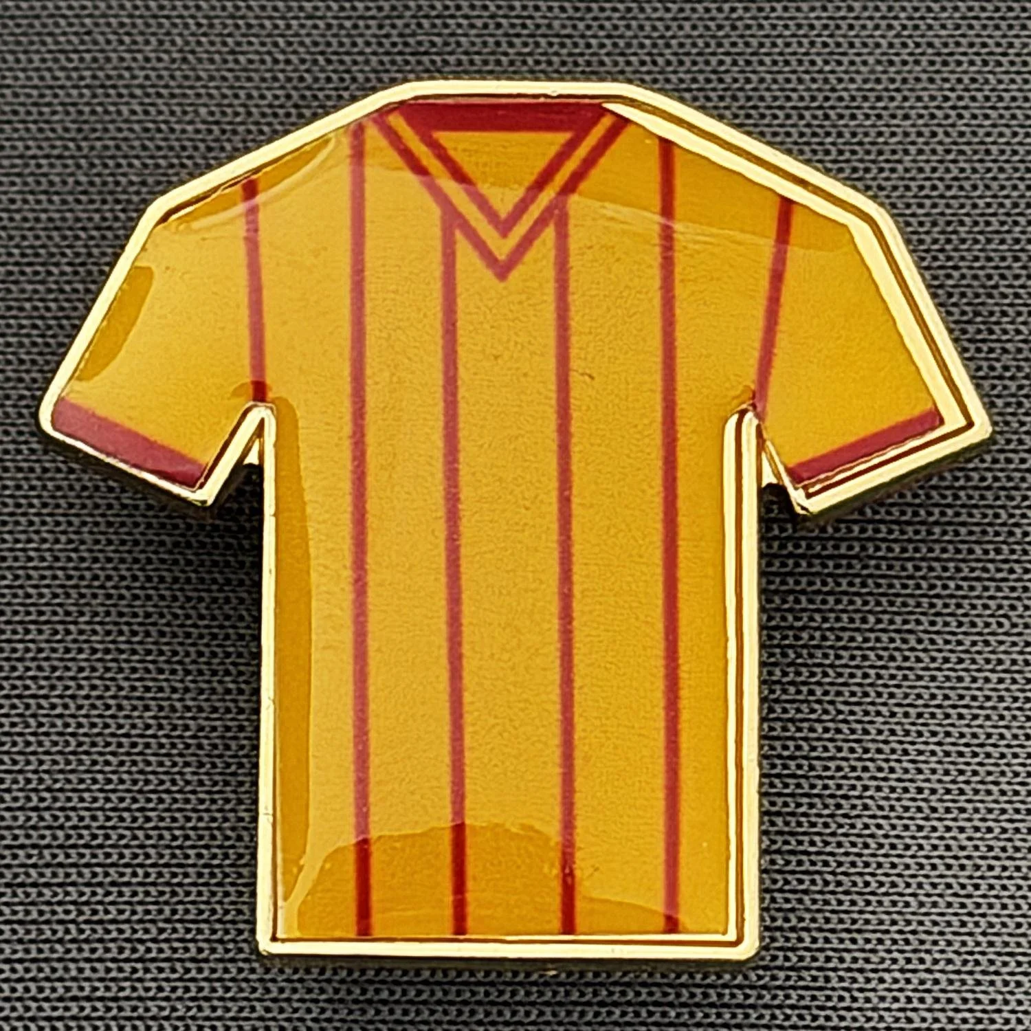 Reference Number: BCKIT005
Size: H 26.4 mm x W 28 mm
Pin Type: Brooch Pin
Plating: Gold
Value: £4
Manufacturer: Blue Badge Design
Comments: 1990/91 Kit, Plastic Dome