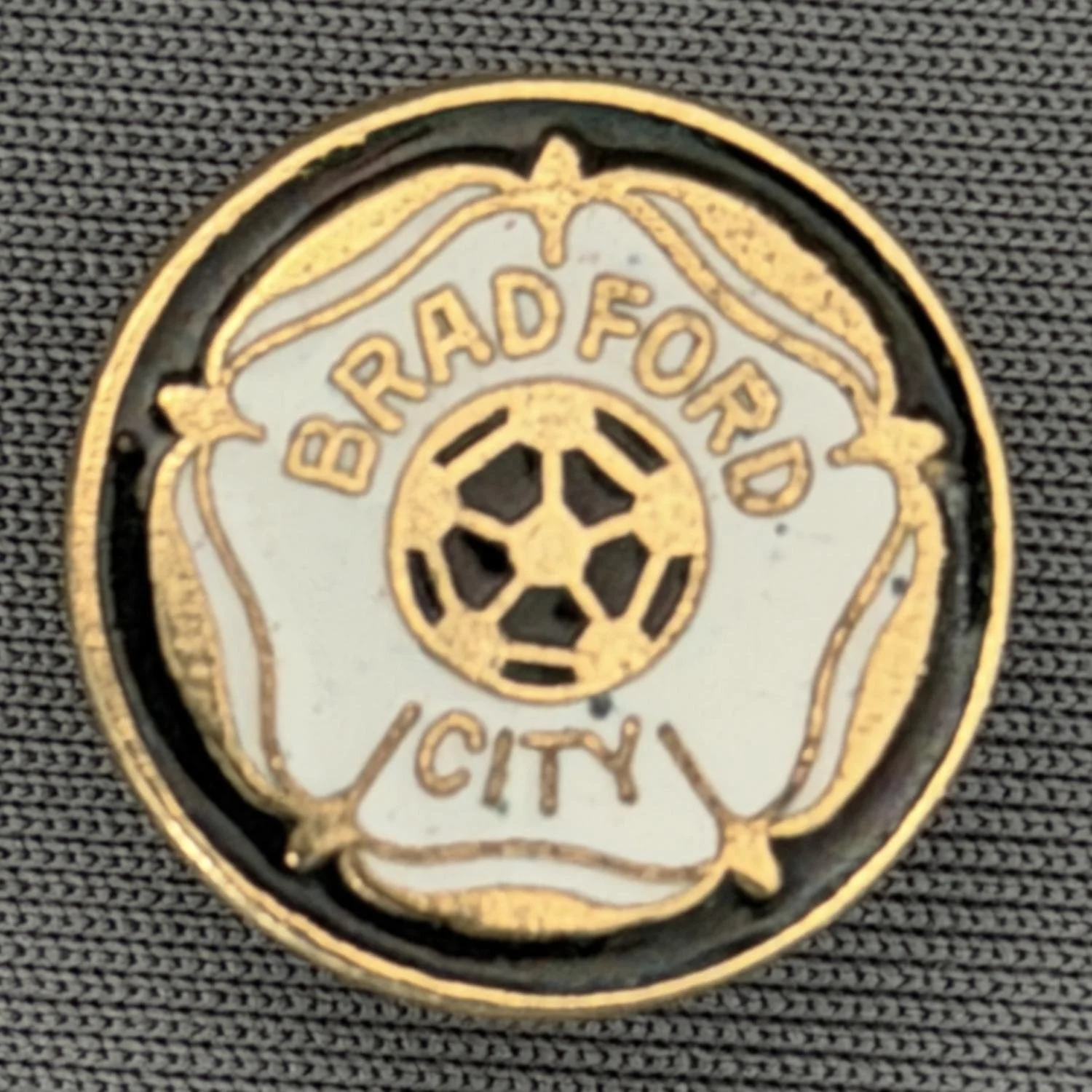 Reference Number: BCYR008
Size: D 17.2 mm
Pin Type: Brooch Pin
Plating: Gold
Value: £8
Manufacturer: Unknown
Comments: Black & White Yorkshire Rose 