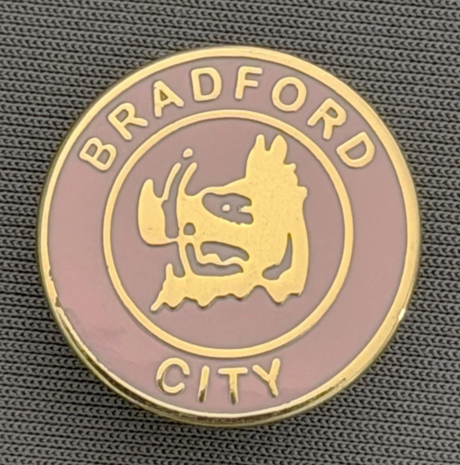 Reference Number: BCBOH071
Size: D 20 mm
Pin Type: Brooch Pin
Plating: Gold
Value: £6
Manufacturer: Unknown
Comments: Circular Boar's Head Pink