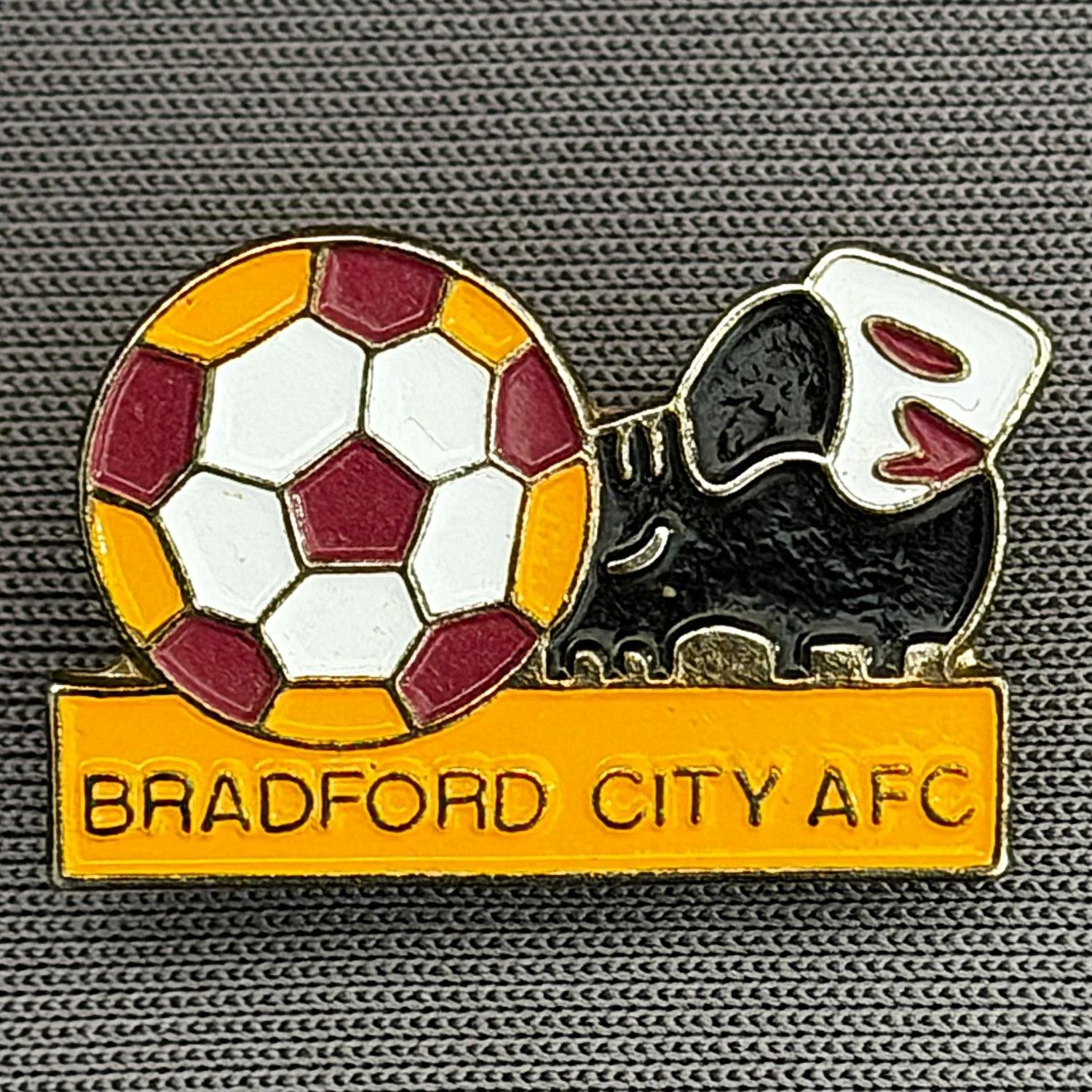Reference Number: BCBCFC022
Size: H 14.2 mm x W 21 mm
Pin Type: Brooch Pin
Plating: Brass
Value: £6
Manufacturer: Unknown
Comments: Bradford City Ball & Boot 