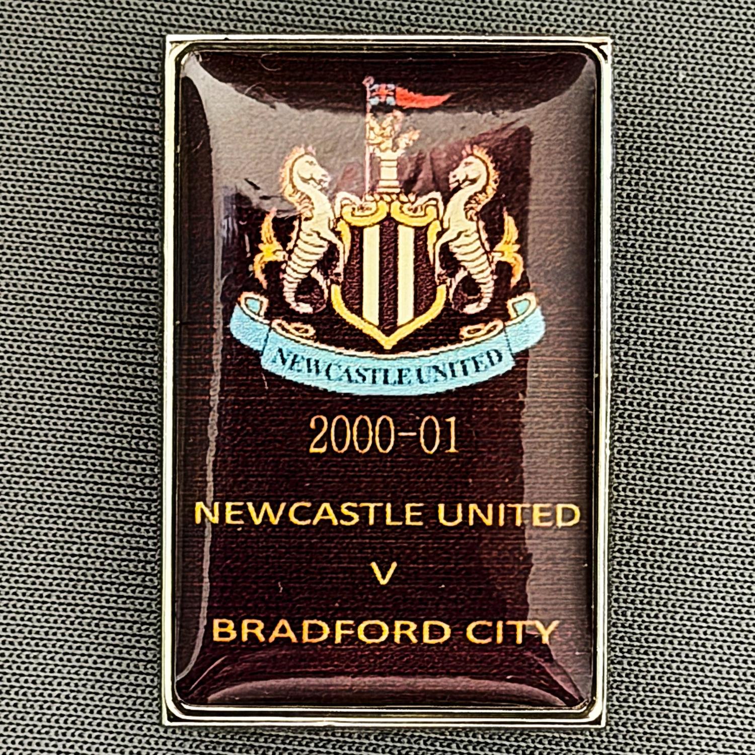 Reference Number: BCOFIX106
Size: H 33.5 mm x W 21.8 mm
Pin Type: Brooch Pin
Plating: Silver
Value: £5
Manufacturer: Unknown
Comments: Newcastle United v Bradford City, Premier League 2000/01, Plastic Dome 