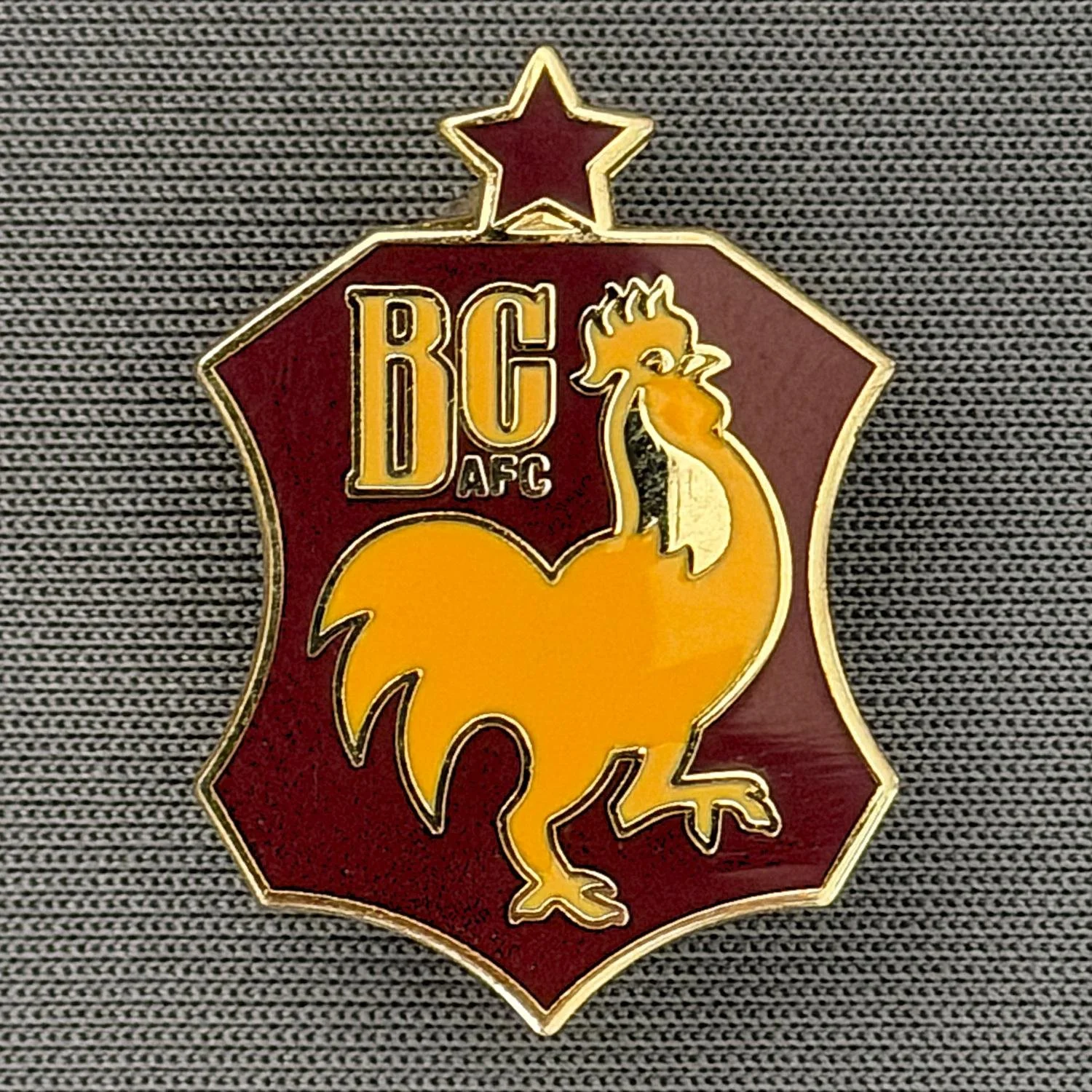 Reference Number: BCBAN035
Size: H 25.9 mm x W 18.4 mm
Pin Type: Brooch Pin
Plating: Gold
Value: £6
Manufacturer: Unknown
Comments: Claret & Amber, Bantam Crest Shield