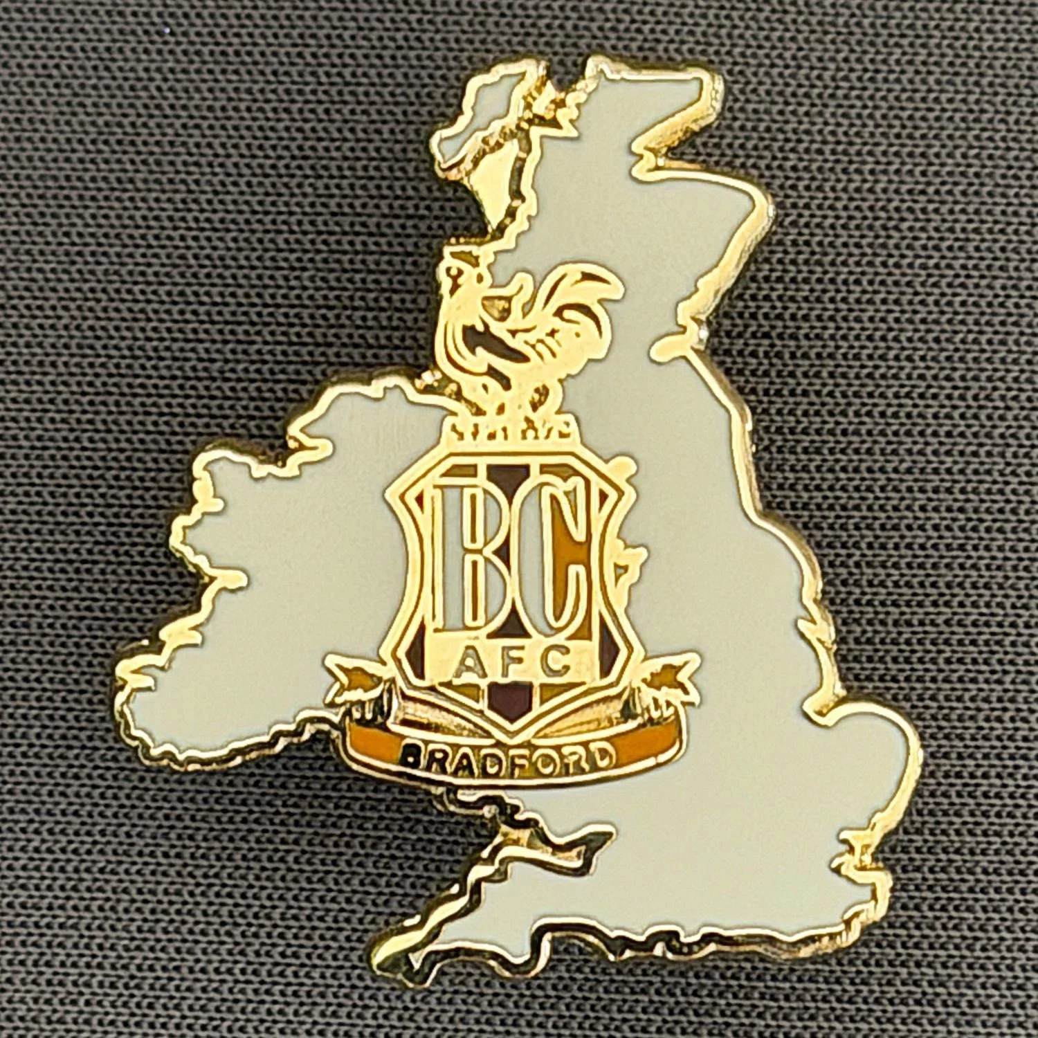 Reference Number: BCC&L130
Size: H 28.8 mm x W 24.6 mm
Pin Type: Rubber Clutch
Plating: Gold
Value: £6
Manufacturer: Unknown
Comments: White UK Map, City Crest