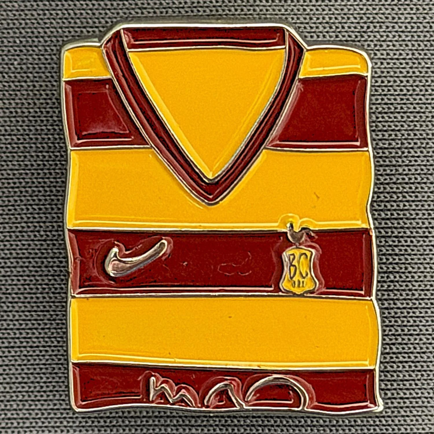 Reference Number: BCKIT024
Size: H 25 mm x W 23.6 mm
Pin Type: Metal Clutch
Plating: Gold
Value: £5
Manufacturer: Unknown
Comments: 2012/13 Away Kit