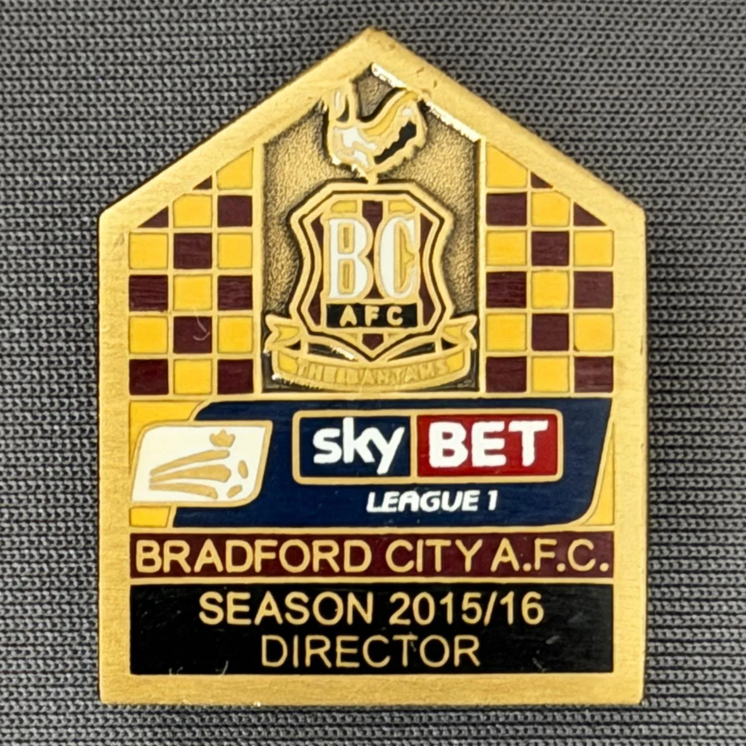Reference Number: BCDIR010
Size: H 29.2 mm x W 23.6 mm
Pin Type: Brooch Pin
Plating: Antique Gold
Value: £30
Manufacturer: Bradford City Badges
Comments: Worn by Associate Directors
