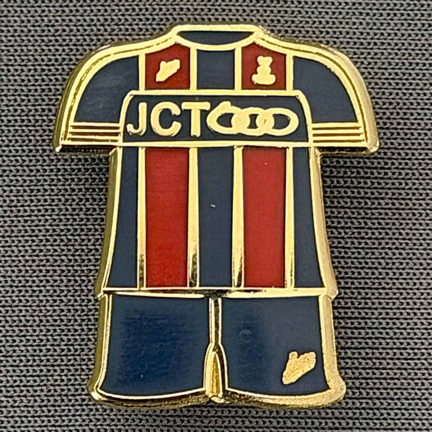 Reference Number: BCKIT079
Size: H 22.4 mm x W 18.8 mm
Pin Type: Brooch Pin
Plating: Gold
Value: £6
Manufacturer: Unknown
Comments: Claret & Blue City Kit