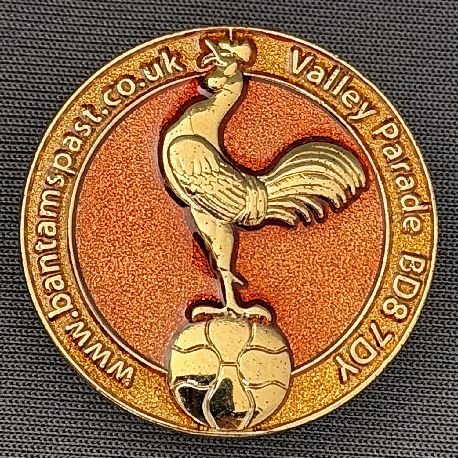 Reference Number: BCBAN013
Size: D 27.9 mm
Pin Type: Brooch Pin
Plating: Gold
Value: £8
Manufacturer: Paraders
Comments: Amber & Claret Bantam Crest