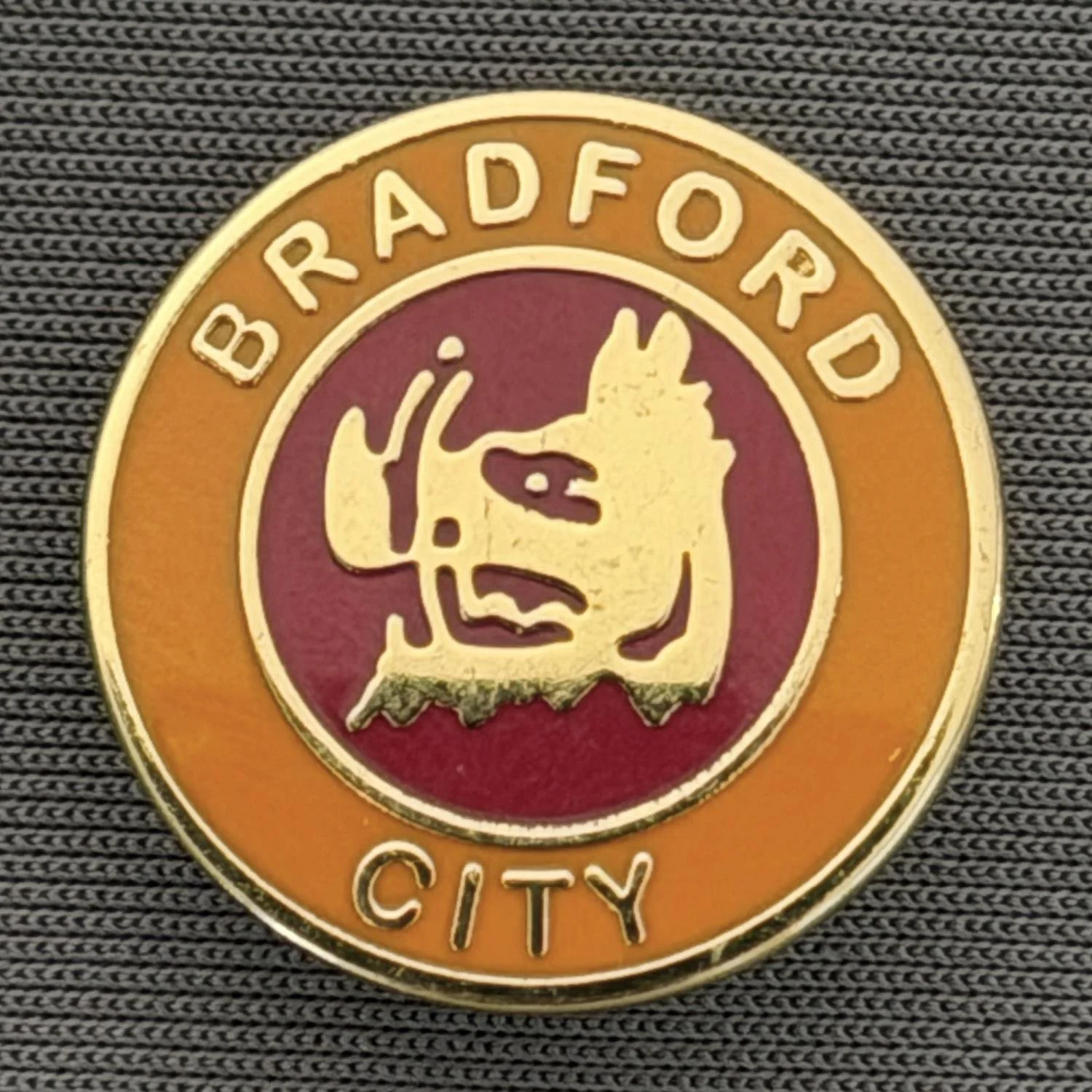 Reference Number: BCBOH072
Size: D 20 mm
Pin Type: Brooch Pin
Plating: Gold
Value: £6
Manufacturer: Unknown
Comments: Circular Boar's Head Amber & Claret