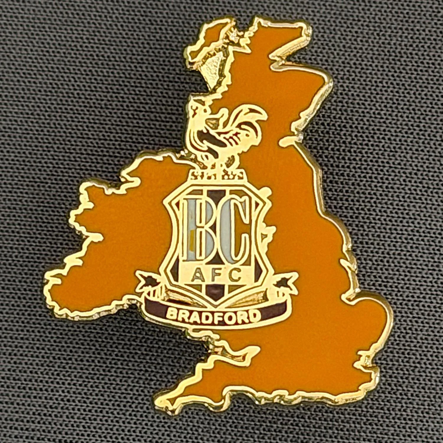 Reference Number: BCC&L129
Size: H 28.8 mm x W 24.6 mm
Pin Type: Rubber Clutch
Plating: Gold
Value: £6
Manufacturer: Unknown
Comments: Amber UK Map, City Crest