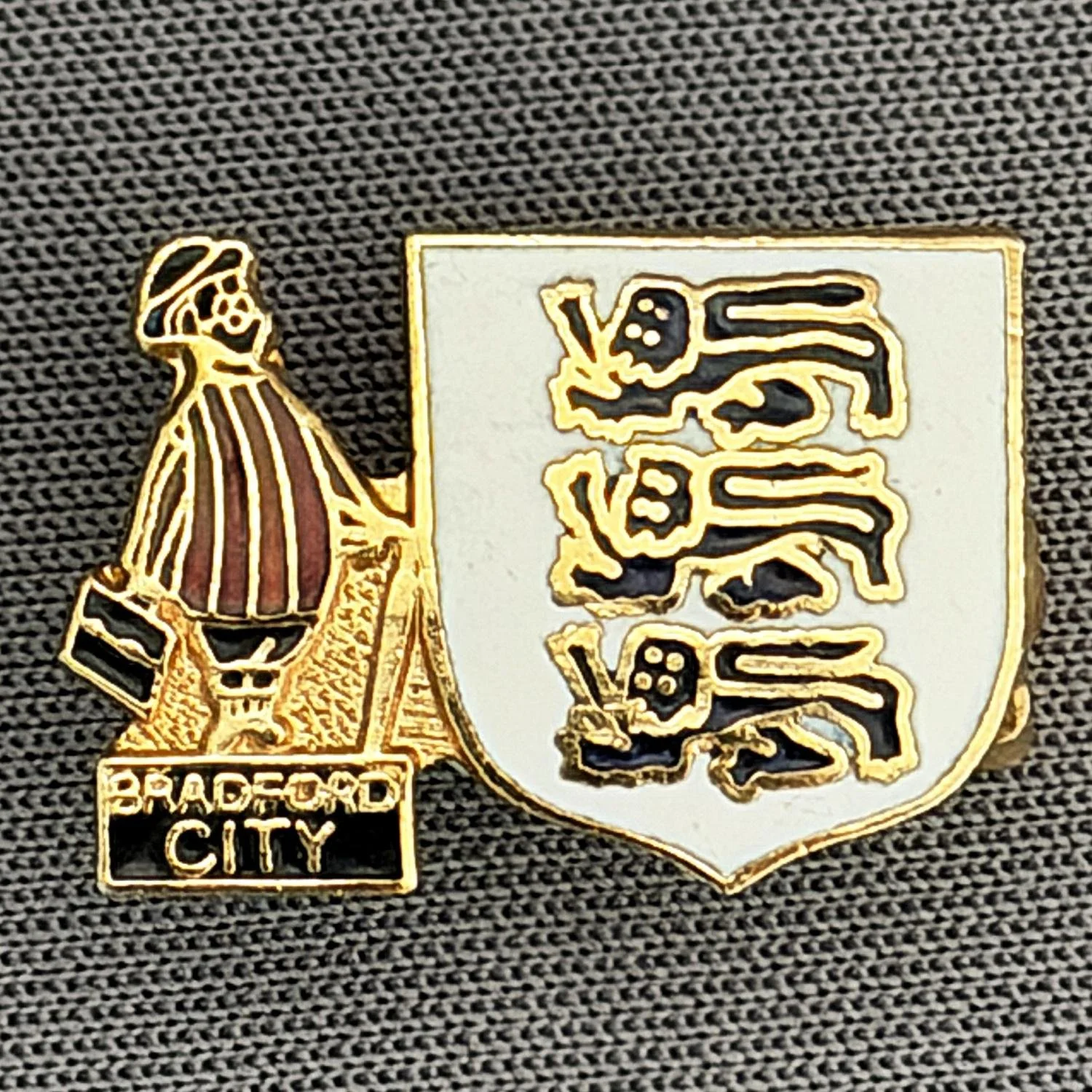Reference Number: BCGEN041
Size: H 12.7 mm x W 18.4 mm
Pin Type: Brooch Pin
Plating: Gold
Value: £8
Manufacturer: Unknown
Comments: City Gent, 3 Lions Crest