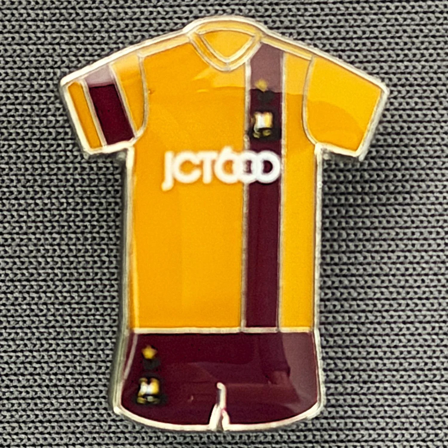 Reference Number: BCKIT025
Size: H 20 mm x W 15.8 mm
Pin Type: Metal Clutch
Plating: Silver
Value: £5
Manufacturer: Bradford City Shop
Comments: 2013/14 Home Kit