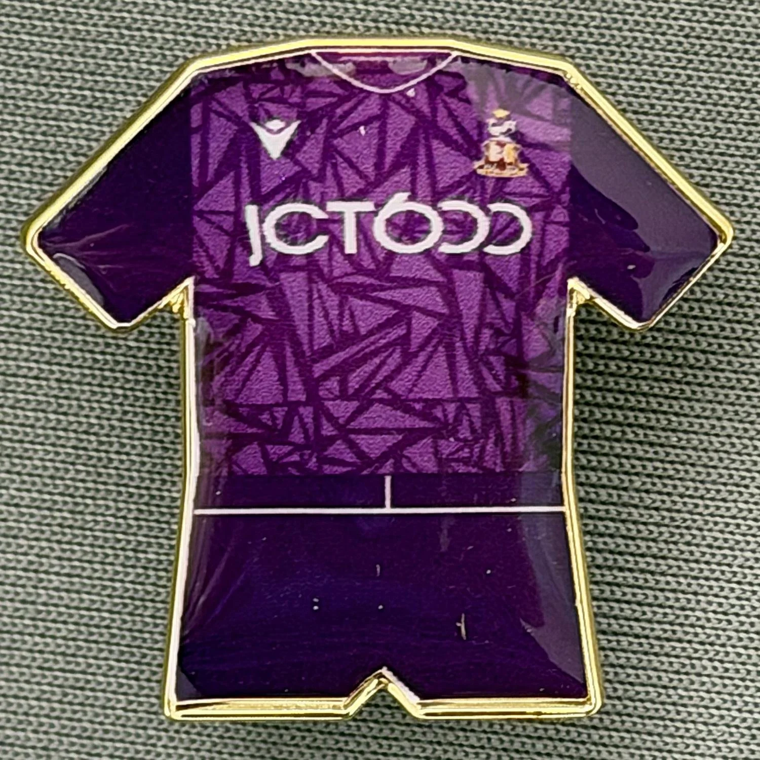 Reference Number: BCKIT040
Size: H 24.9 mm x W 25 mm
Pin Type: Metal Clutch
Plating: Gold
Value: £4
Manufacturer: Blue Badge Design
Comments: 2023/24 Goalkeeper Kit Plastic Dome