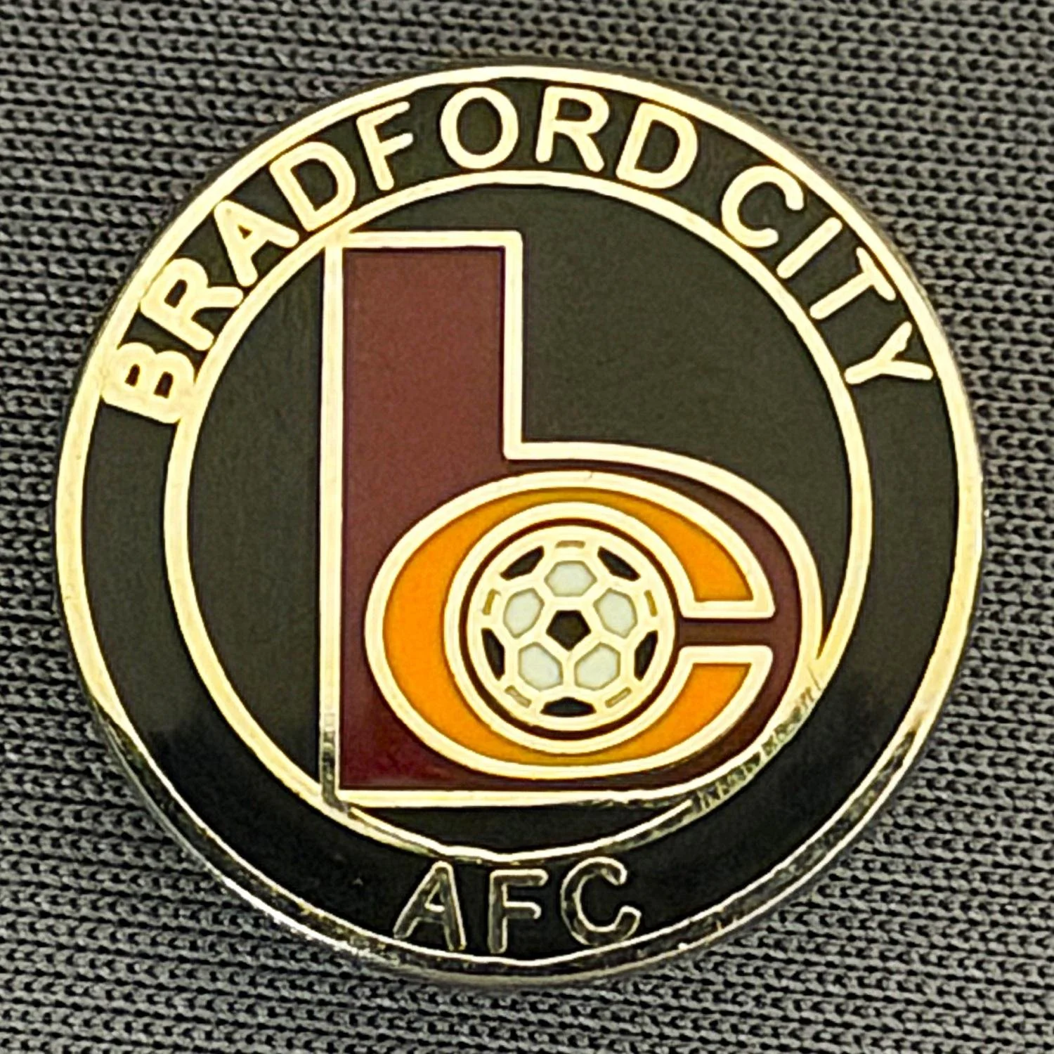 Reference Number: BCC&L142
Size: D 18.4 mm
Pin Type: Brooch Pin
Plating: Silver
Value: £6
Manufacturer: Unknown
Comments: Black Bradford City BC Logo