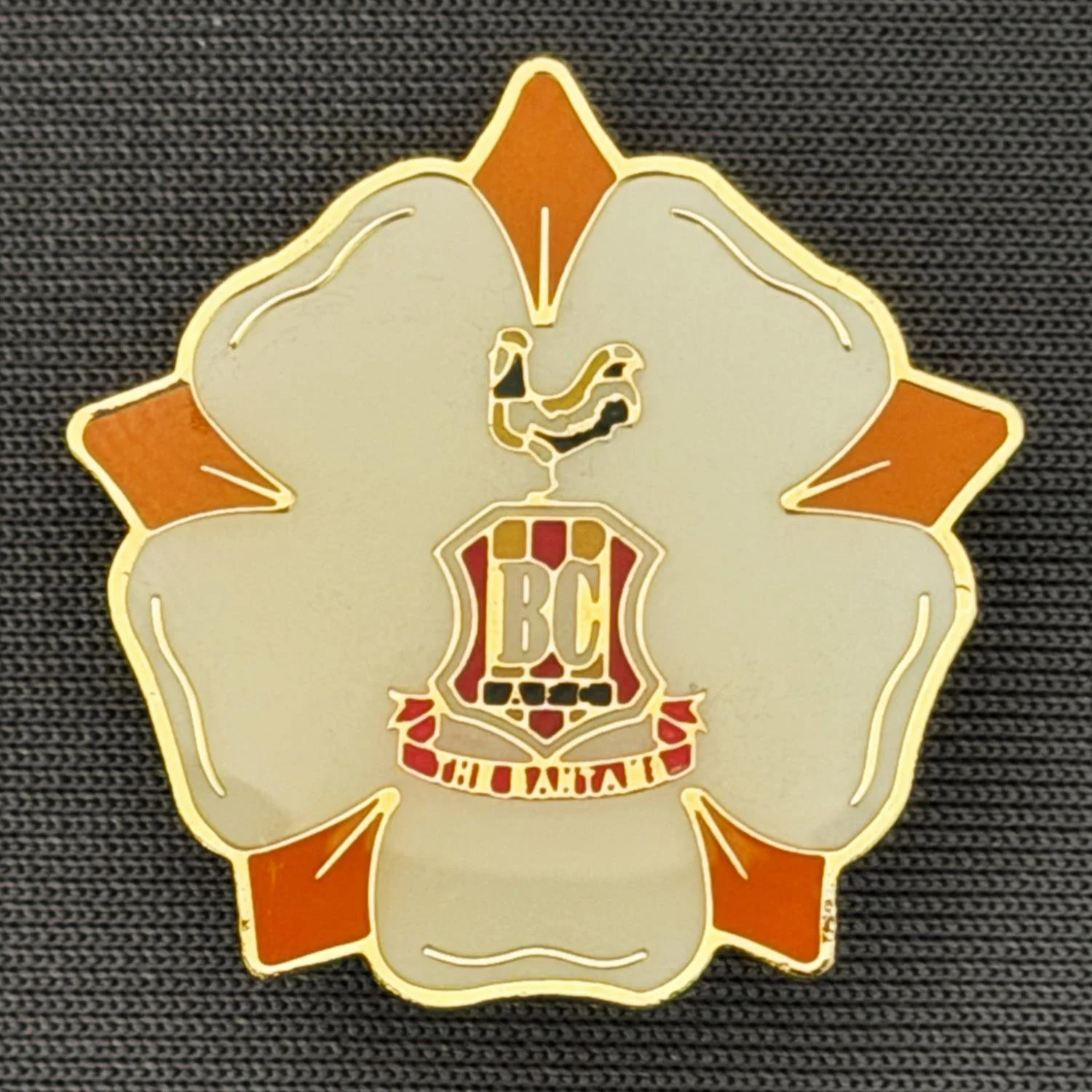 Reference Number: BCYR027
Size: H 25.5 mm x W 25.5 mm
Pin Type: Brooch Pin
Plating: Gold
Value: £6
Manufacturer: Unknown
Comments: Amber & White Yorkshire Rose City Logo. Plastic Domed.