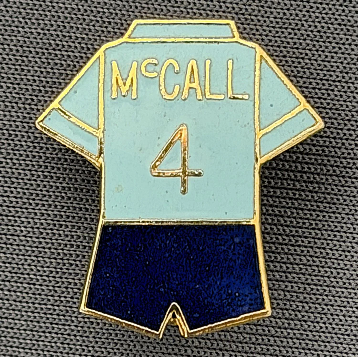 Reference Number: BCKIT066
Size: H 20 mm x W 18 mm
Pin Type: Brooch Pin
Plating: Gold
Value: £8
Manufacturer: Unknown
Comments: Stuart McCall, No 4 City Shirt, Blue Version