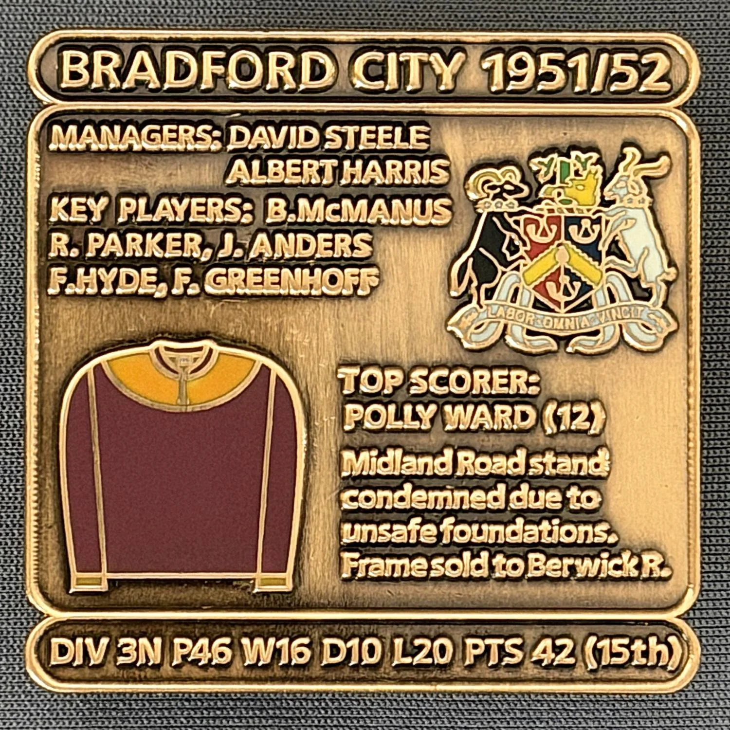 Reference Number: BCDEC098
Size: H 41.1 mm x W 42 mm
Pin Type: Double Metal Clutch
Plating: Antique Gold
Value: £8
Manufacturer: Historic Sports Badges Ltd
Comments: 1951/52 Season
