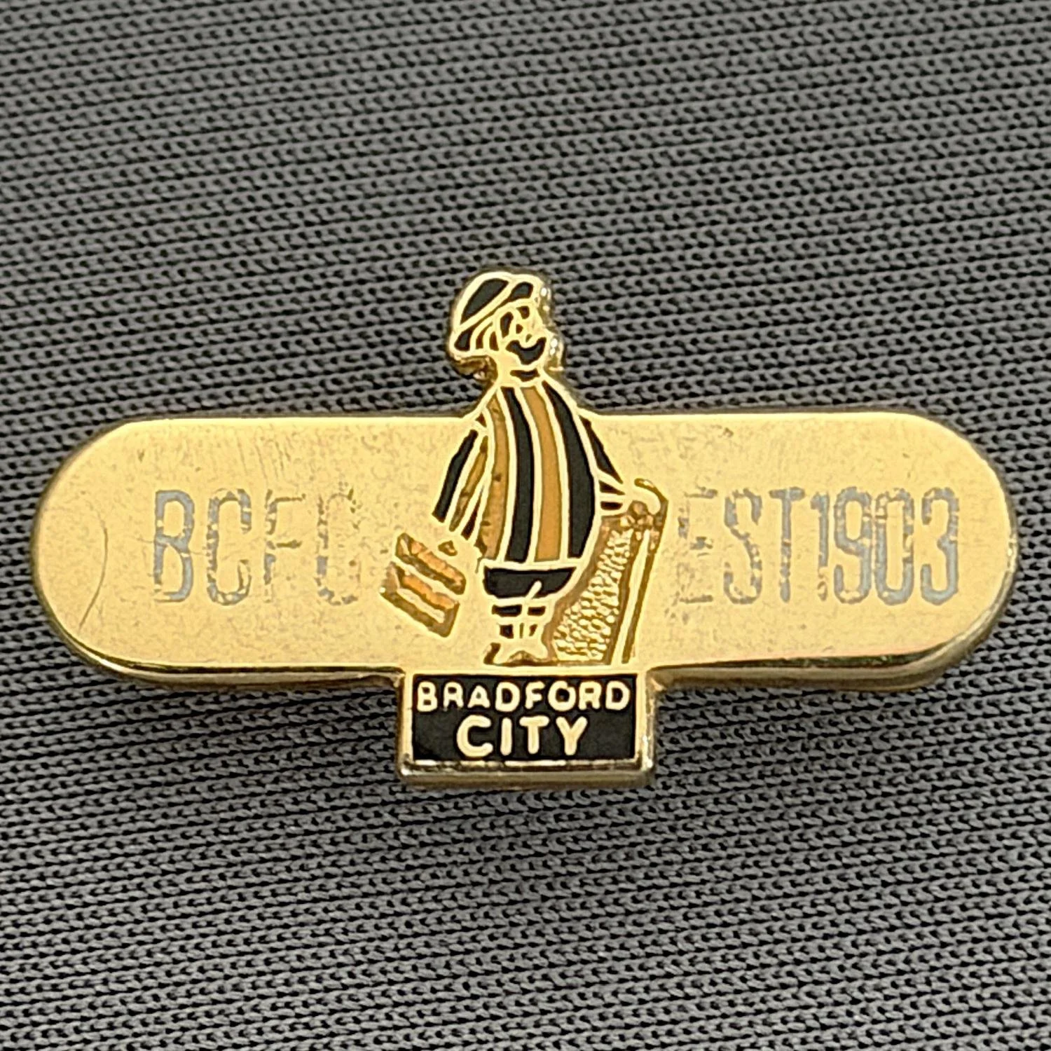 Reference Number: BCGEN030
Size: H 13.2 mm x W 24.8 mm
Pin Type: Brooch Pin
Plating: Gold
Value: £8
Manufacturer: Unknown
Comments: Horizontal Bar, City Gent, White Letters
