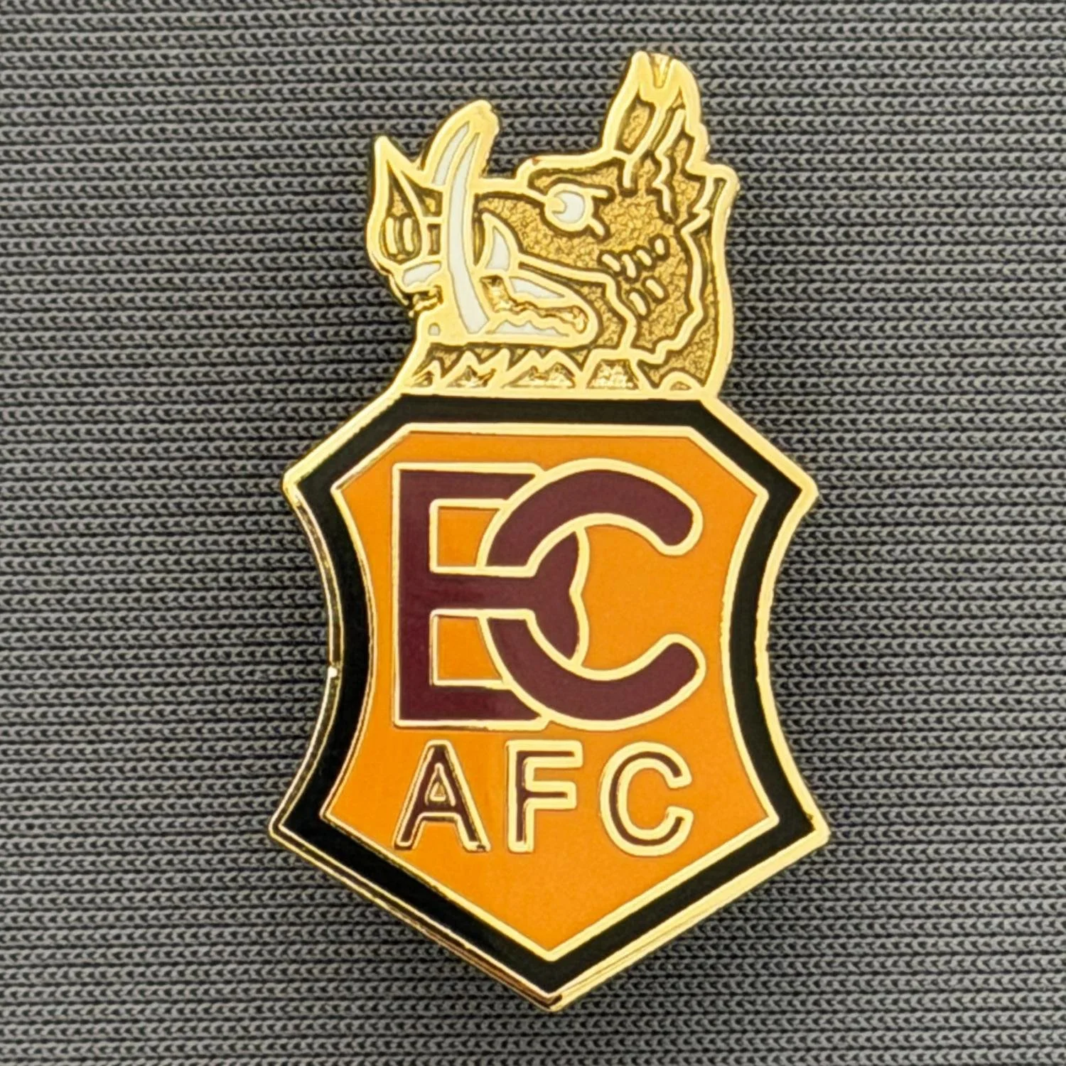 Reference Number: BCBOH042
Size: H 30.3 x W 17.5 mm
Pin Type: Brooch Pin
Plating: Gold
Value: £8
Manufacturer: Paraders
Comments: Classic Boar's Head Shield Claret Lettering