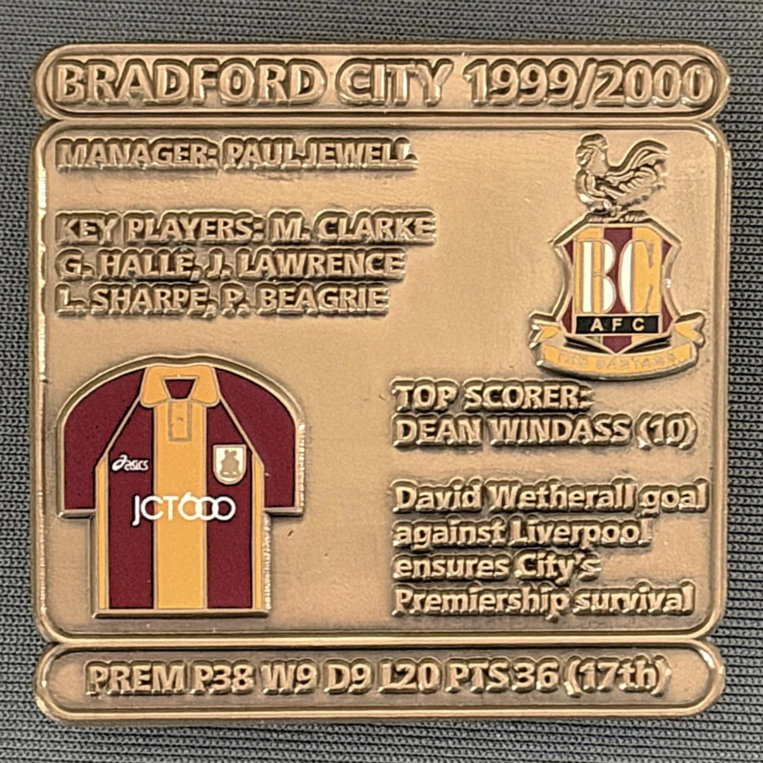 Reference Number: BCDEC186
Size: H 41.1 mm x W 42 mm
Pin Type: Double Metal Clutch
Plating: Antique Gold
Value: £8
Manufacturer: Historic Sports Badges Ltd
Comments: 1999/00 Season
