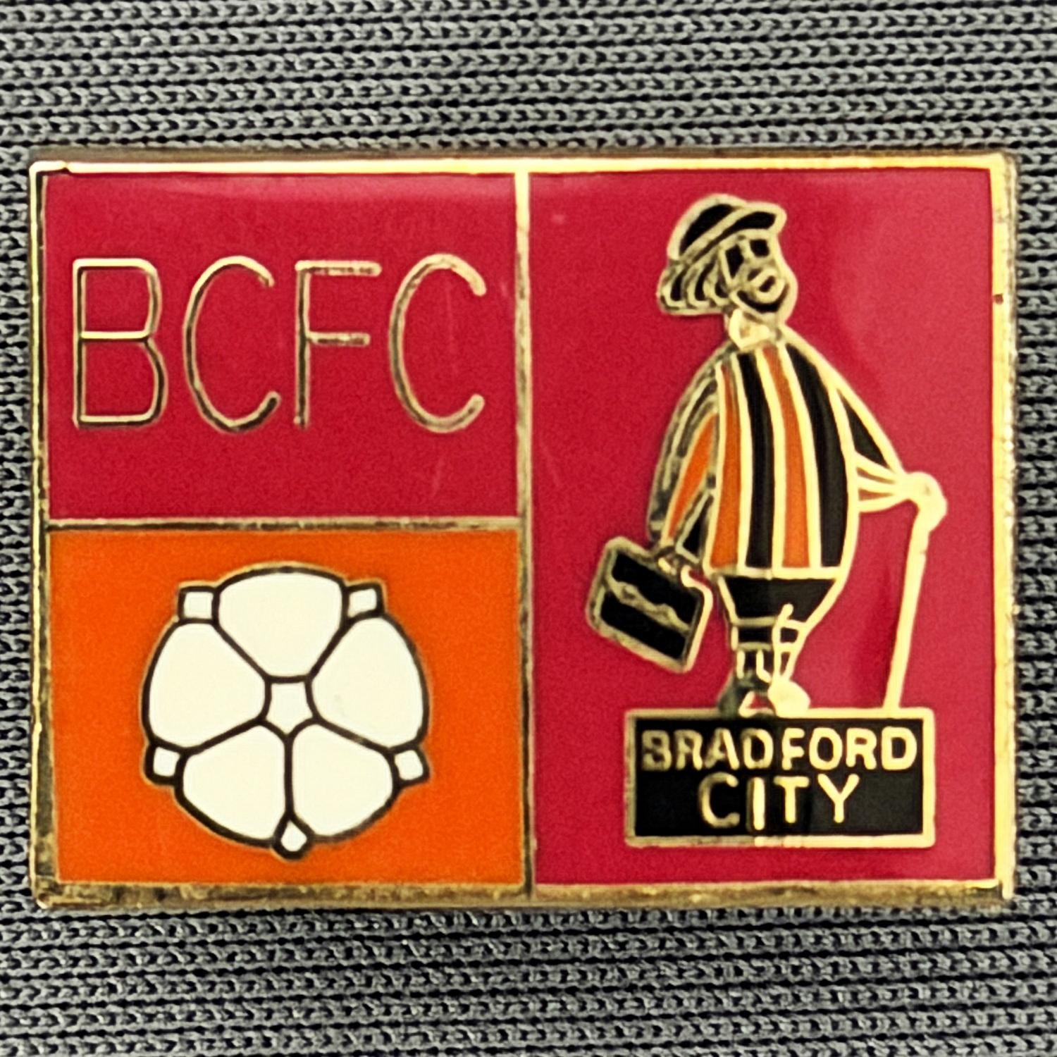 Reference Number: BCMUL007
Size: H 15.2 mm x W 19.9 mm
Pin Type: Brooch Pin
Plating: Gold
Value: £6
Manufacturer: Unknown
Comments: Claret & Amber, BCFC, Yorkshire Rose, City Gent