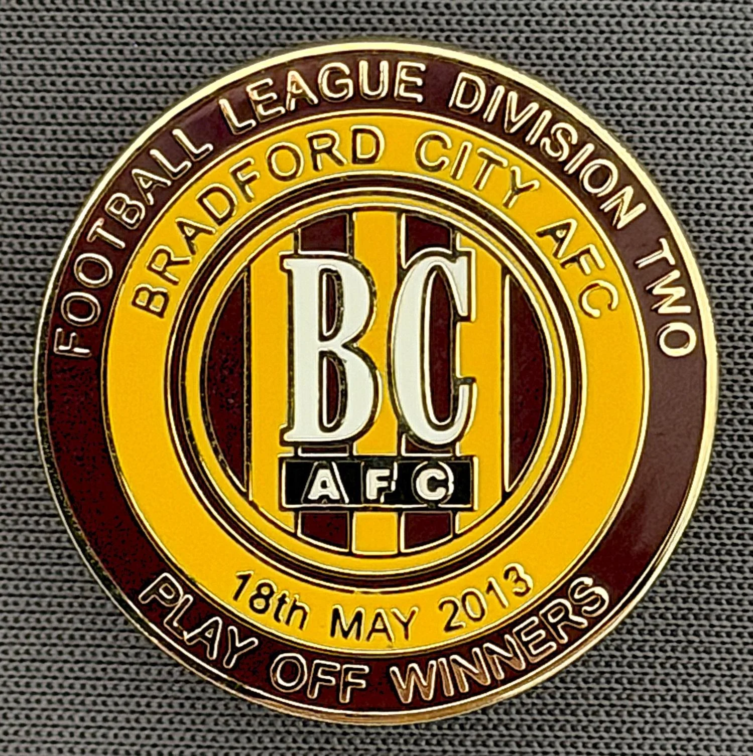 Reference Number: BCEVE068
Size: D 24.2 mm
Pin Type: Metal Clutch
Plating: Gold
Value: £8
Manufacturer: Dave Horn
Comments: 2013 Div 2 Play Off Winners, Claret & Amber. Boxed Set Limited Edition of 25