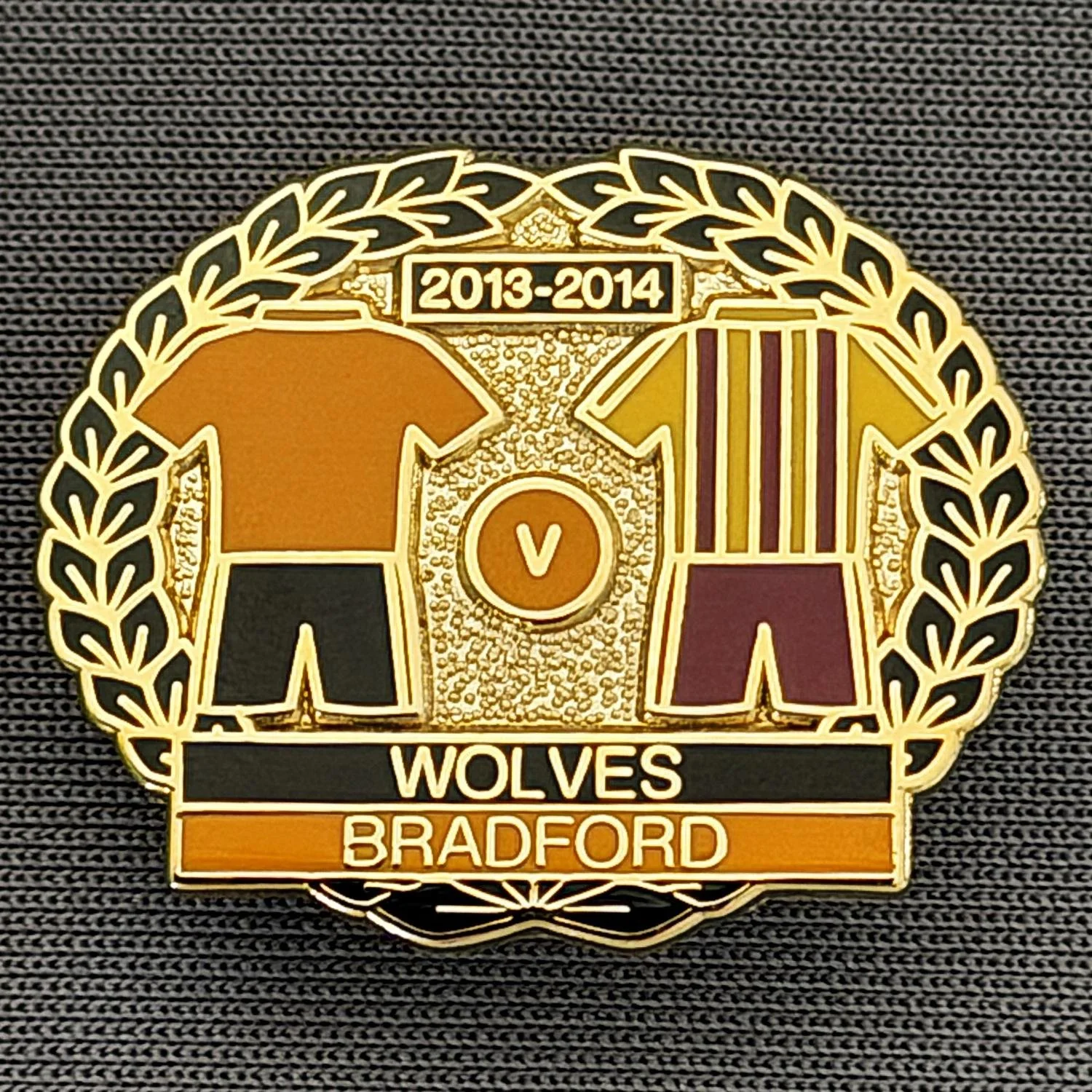 Reference Number: BCOFIX098
Size: H 21 mm x W 26.1 mm
Pin Type: Brooch Pin
Plating: Gold
Value: £5
Manufacturer: Unknown
Comments: Wolves v Bradford City League One 2013/14, Black Laurel Version
