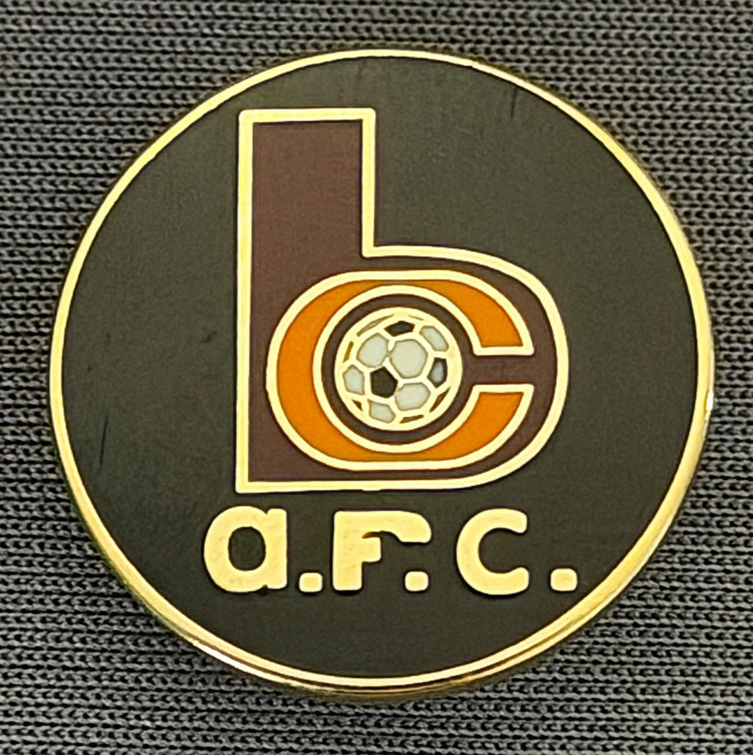 Reference Number: BCC&L137
Size: D 21.1 mm
Pin Type: Brooch Pin
Plating: Gold
Value: £6
Manufacturer: Unknown
Comments: Black & Claret BC Logo Small Version
